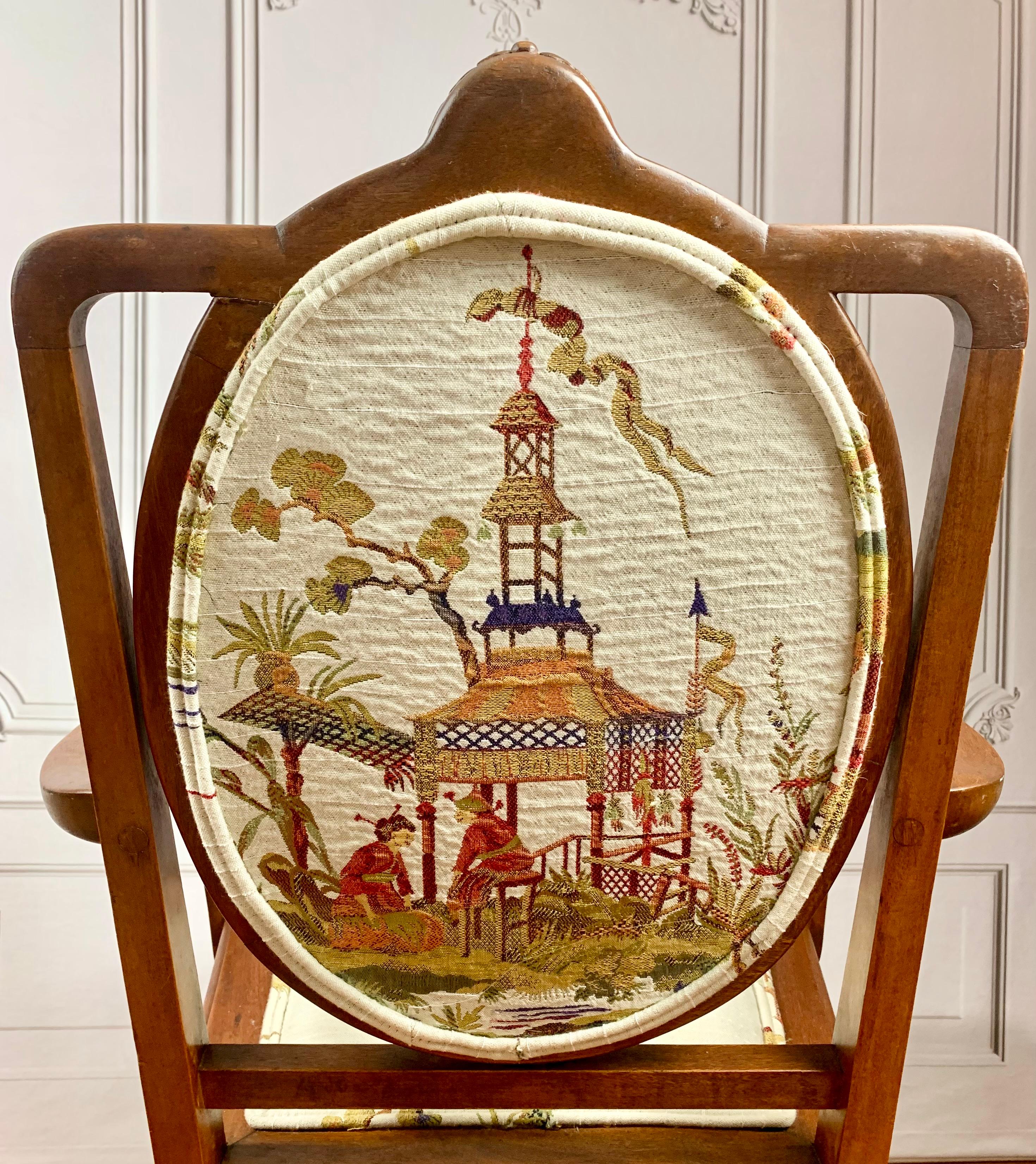 Maßgefertigter Chinoiserie-Schaukelr mit Jaspis-Medaillon aus dem 18. Jahrhundert, World Tour  im Angebot 1