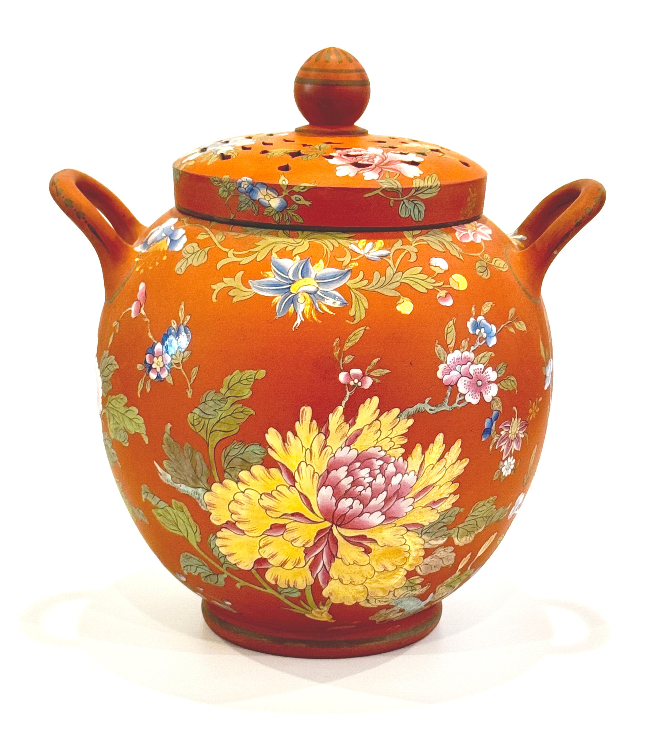Un tarro de popurrí Rosso Antico Capriware de Wedgwood de principios del siglo XIX.  Este precioso tarro antiguo con dos asas está bellamente esmaltado con decoración chinoiserie. Con un faisán de cola larga posado sobre una roca a un lado, y