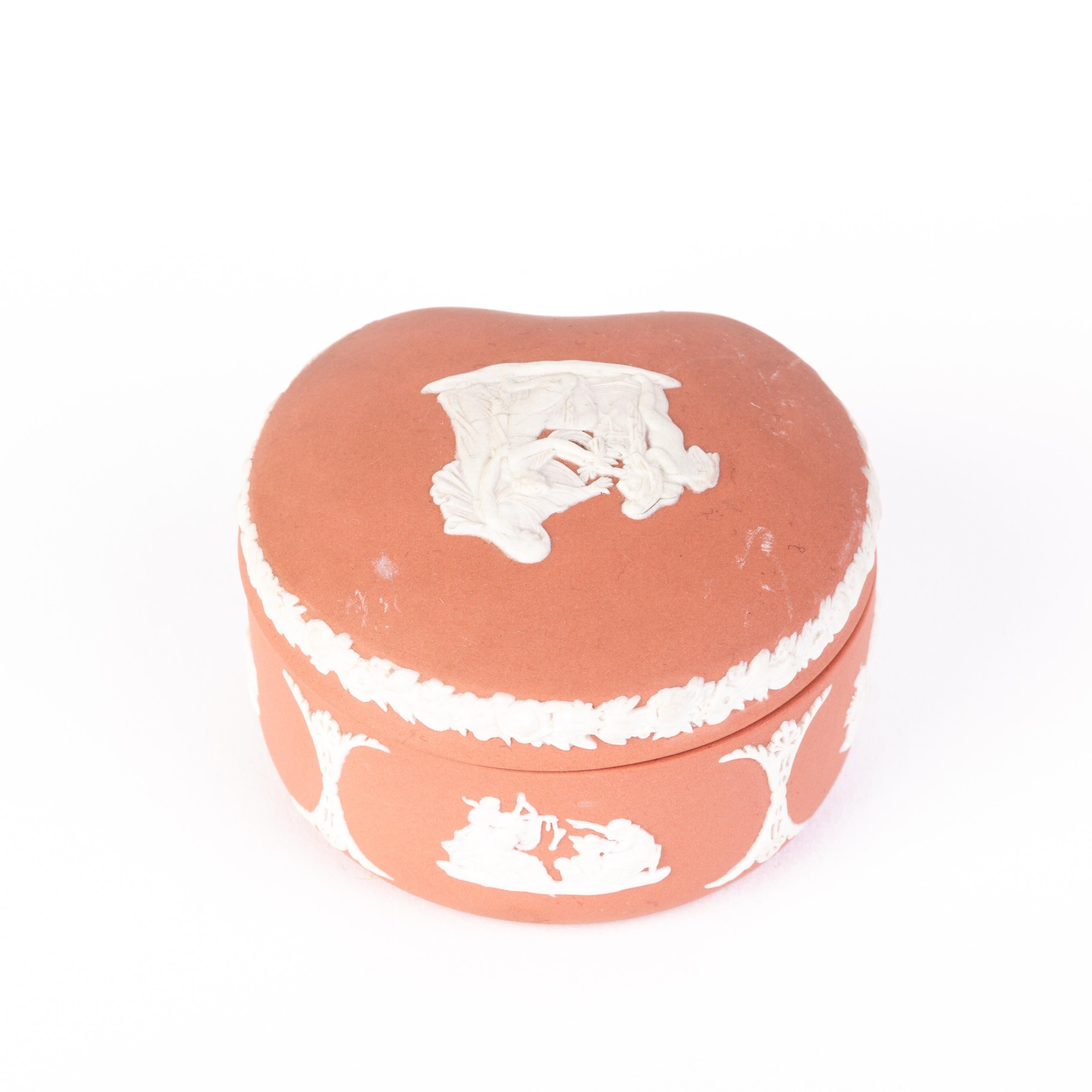 Wedgwood Salmon Pink Jasperware Neoclassical Lidded Trinket Box  In Good Condition For Sale In Nottingham, GB