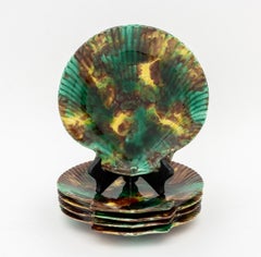 Wedgwood Shell-Form Centerpiece and Five Plates