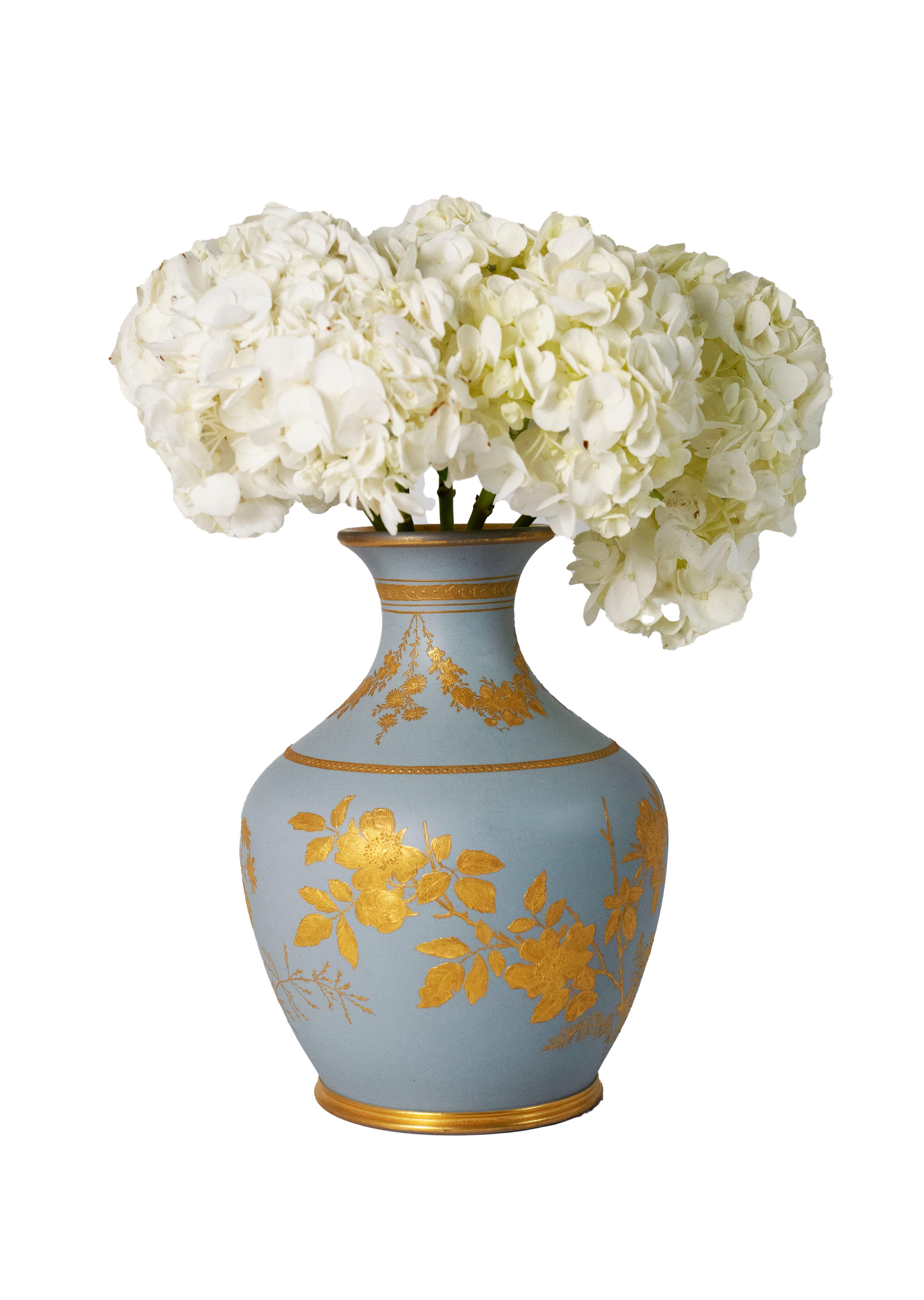 Fabuleux vase en grès de Wedgwood, vers 1875, Angleterre.  En forme de vase Portland (sans poignées).  Le corps en grès est teinté en bleu, décoré à la barbotine et très finement doré.  Fait partie d'une série de vases similaires en grès teinté à