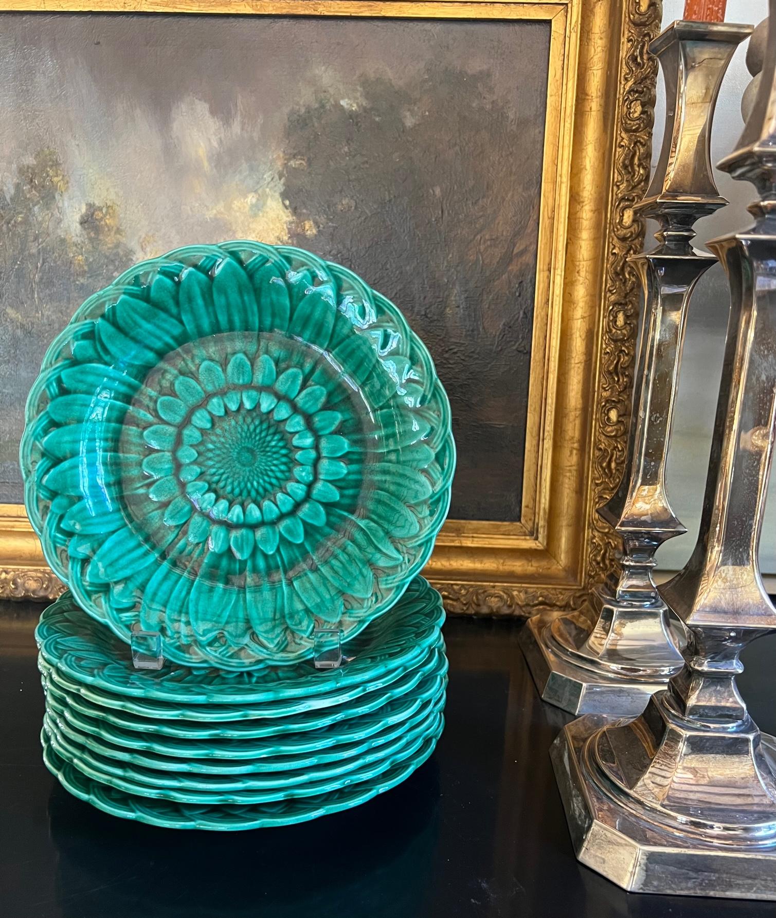 Vibrant green sunflower dinner plate made by Wedgwood in England in the 1920's. They have a basketweave pattern around a scalloped edge and each is stamped on the bottom. They look beautiful on your table or hanging on the wall.

They are sold