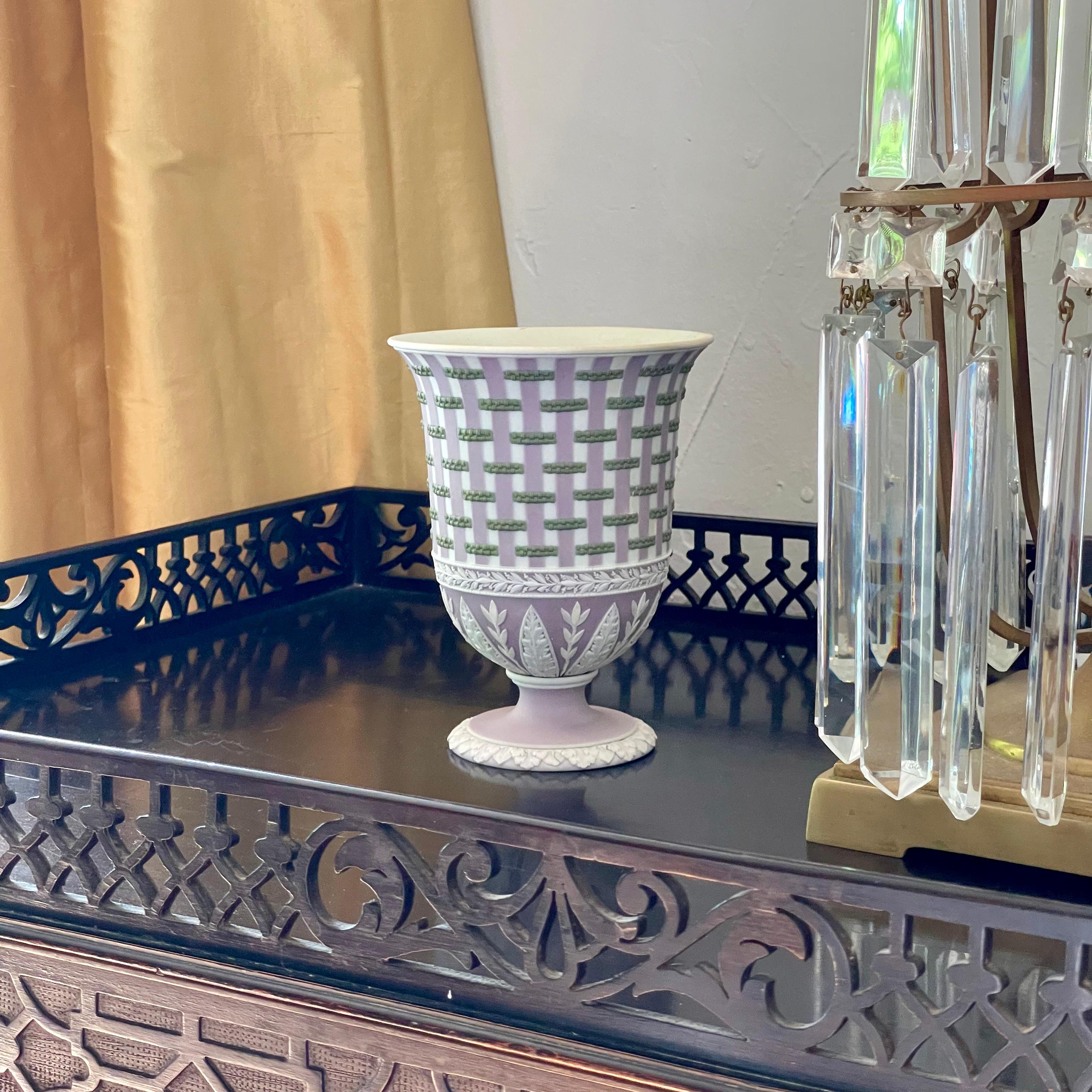 Tricolor Dip Jaspis-Steinzeug-Vase mit Korbgeflecht, Wedgwood, 18. Jahrhundert (Neoklassisch) im Angebot
