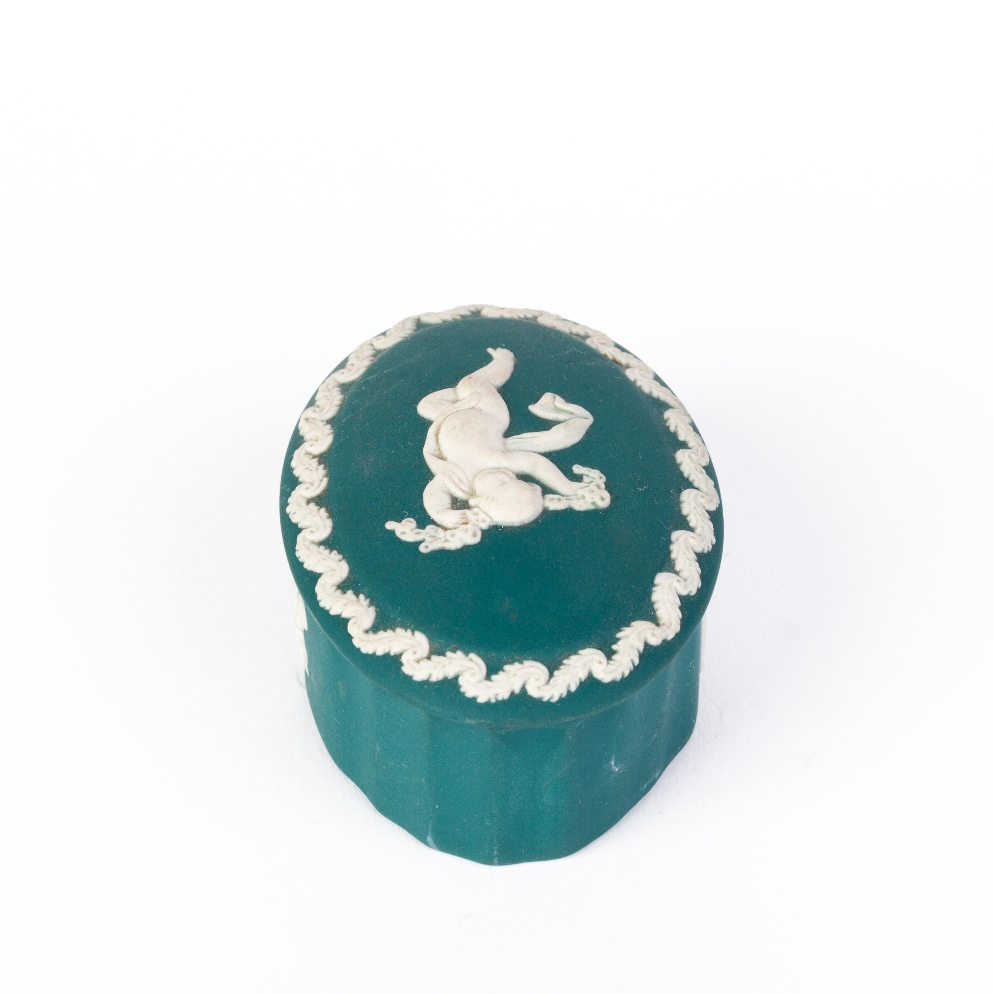 Wedgwood Turquoise Ground Jasperware Neoclassical Putto Lidded Trinket Box  In Good Condition For Sale In Nottingham, GB