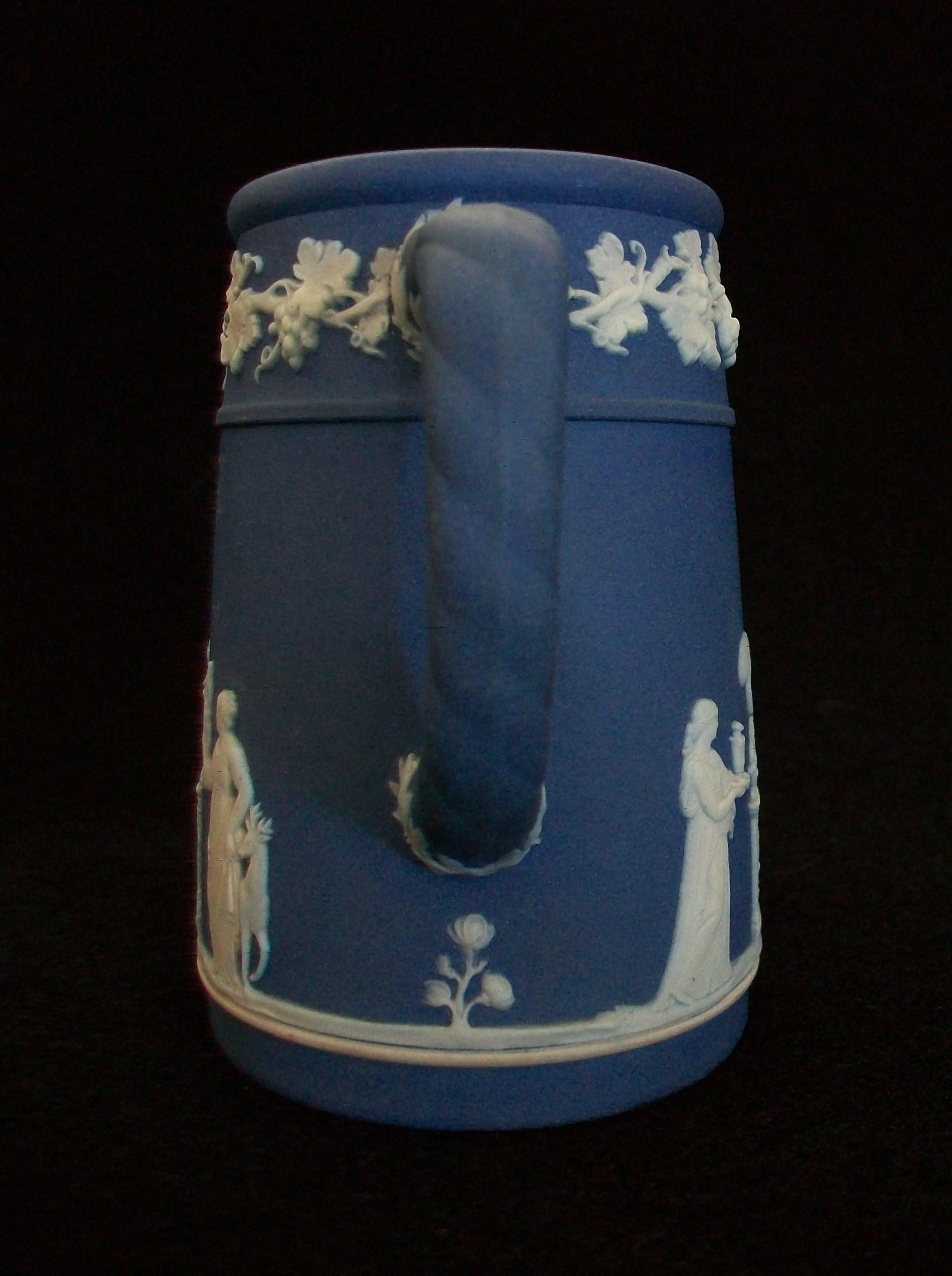 Non vernissé Wedgwood, pichet vintage bleu et blanc en jasperware, K.K., circa 1950's en vente