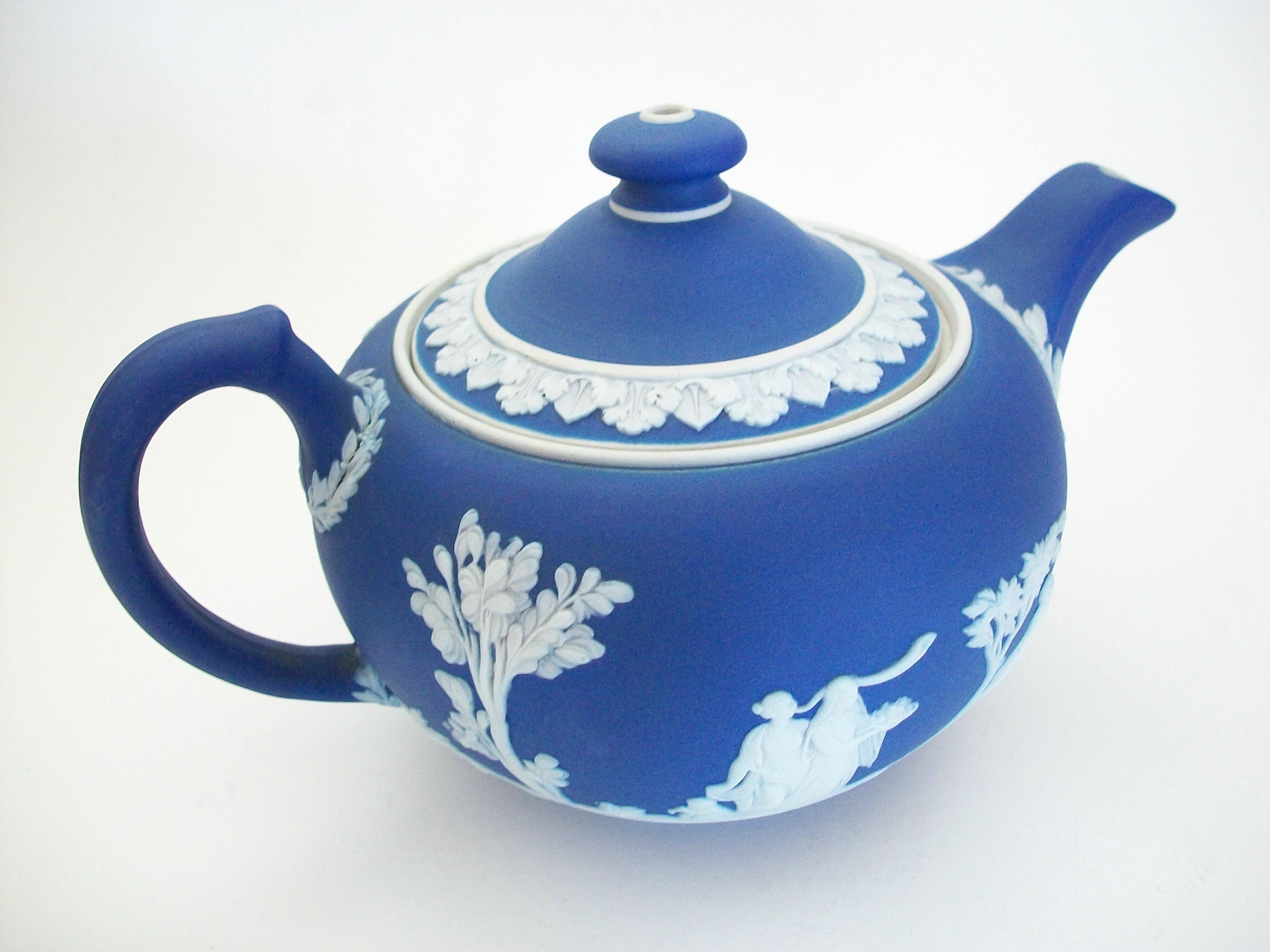 Wedgwood - Vintage blue and white Jasperware teapot with lid - signed / stamped on the base - United Kingdom - circa 1950's.

Excellent / mint vintage condition - no loss - no damage - no restoration - minimal signs of age and use.

Size /