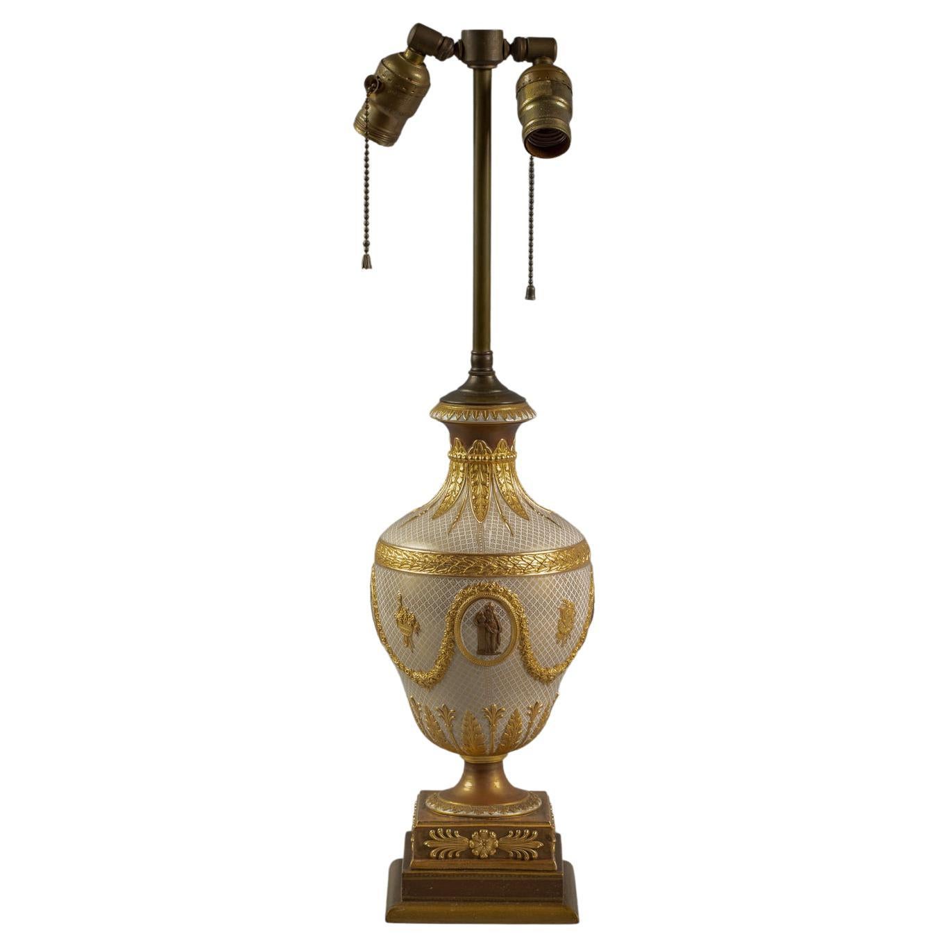 Urne aus weißem Porzellan mit vergoldetem Deckel von Wedgwood als Lampe montiert, 19. Jahrhundert