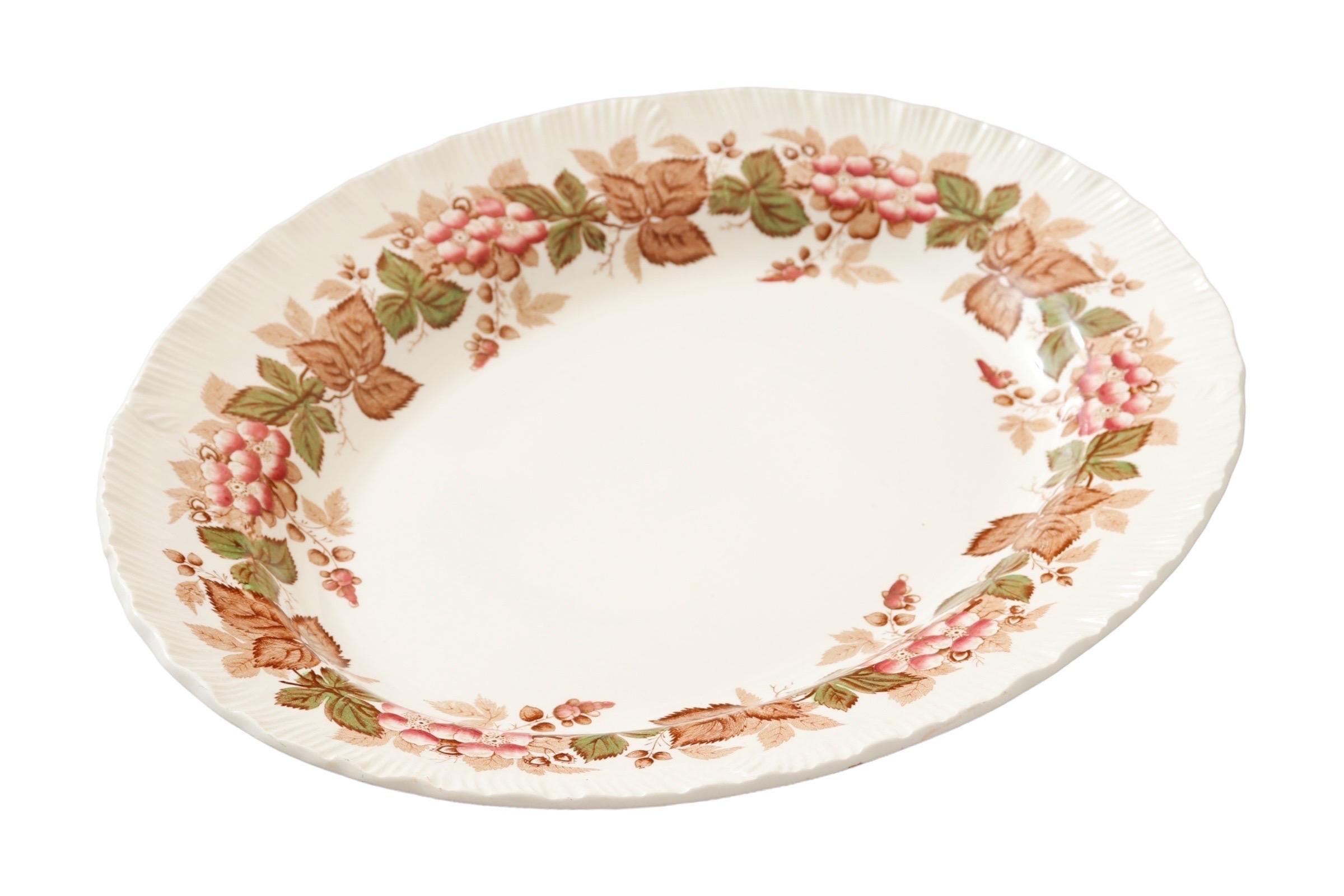 Un piatto da portata in ceramica inglese di Wedgwood con il motivo 