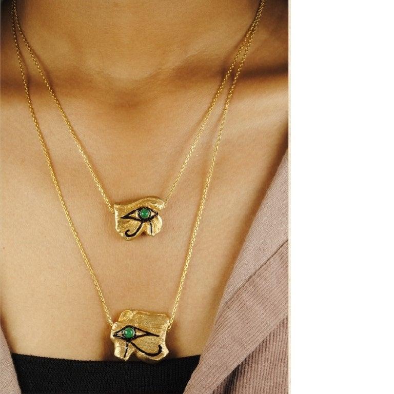 Amuleti a forma di occhi di Wedjat sotto forma di ciondoli, collane e bracciali.

L'occhio di Horus o occhio di Wedjat è un simbolo dell'antico Egitto che rappresenta il benessere, la guarigione e la protezione.

ARGENTO, ORO VERMEIL 24 CARATI,