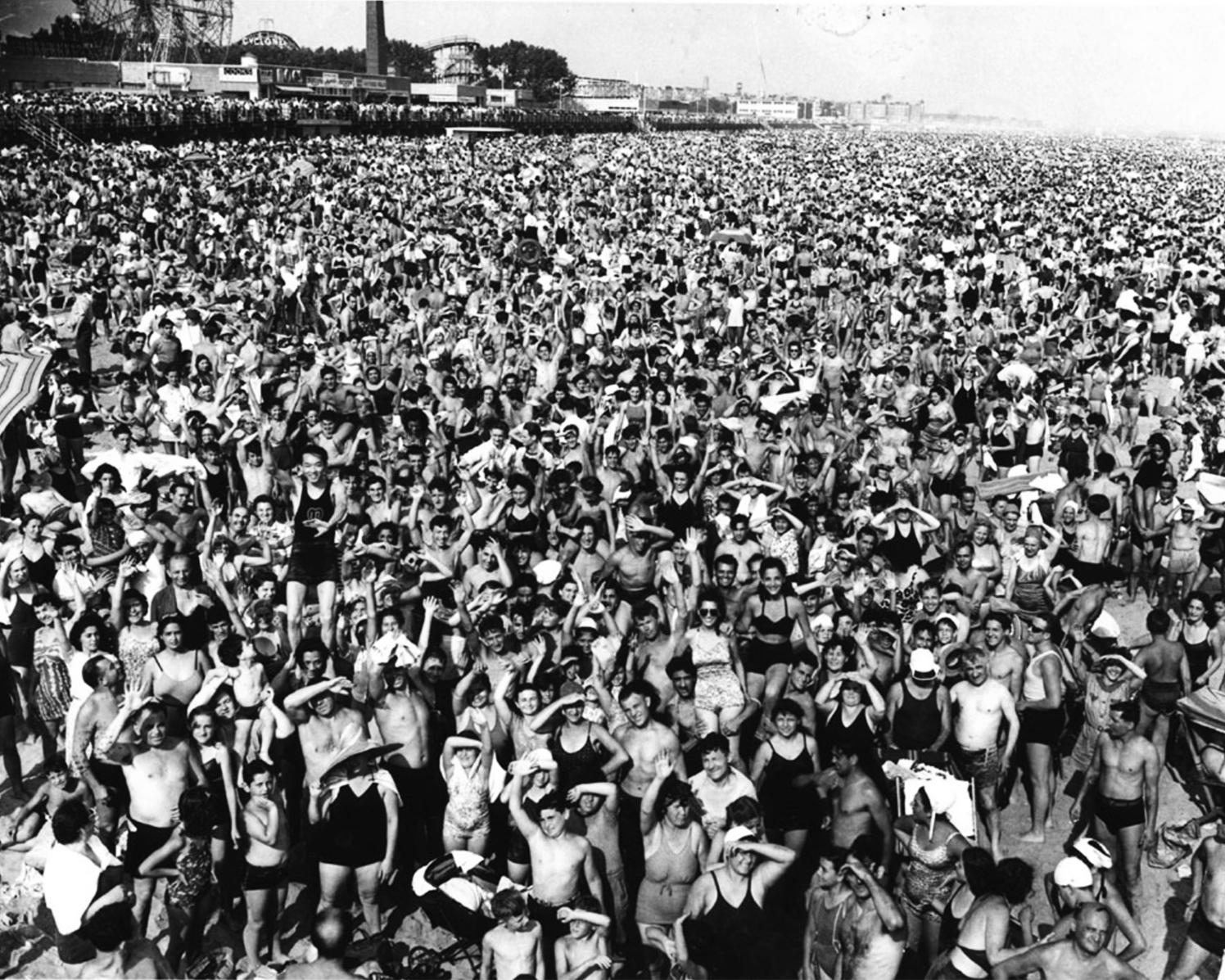 Crowd d'après-midi à Coney Island - Photograph de Weegee