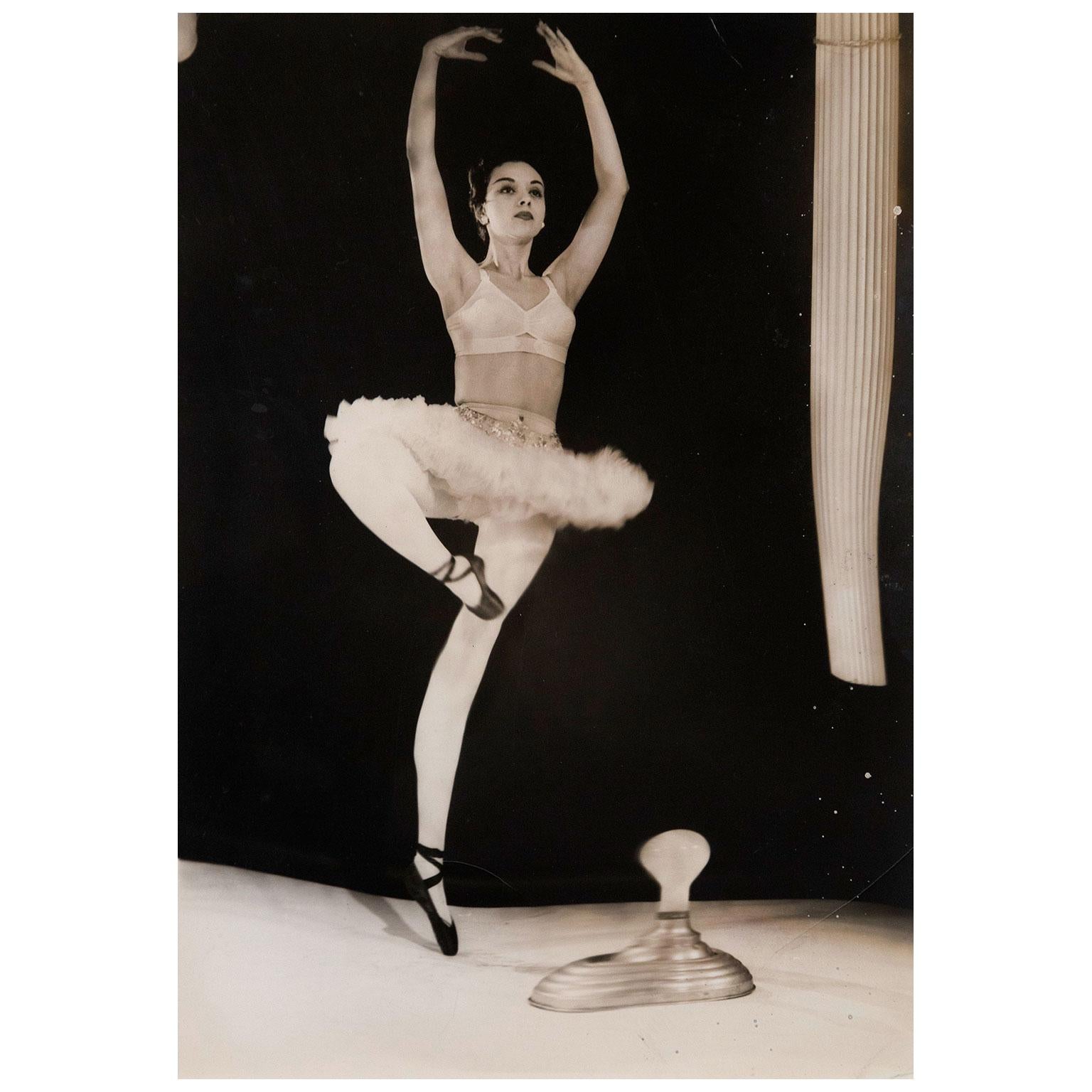Ballerine - Photograph de Weegee