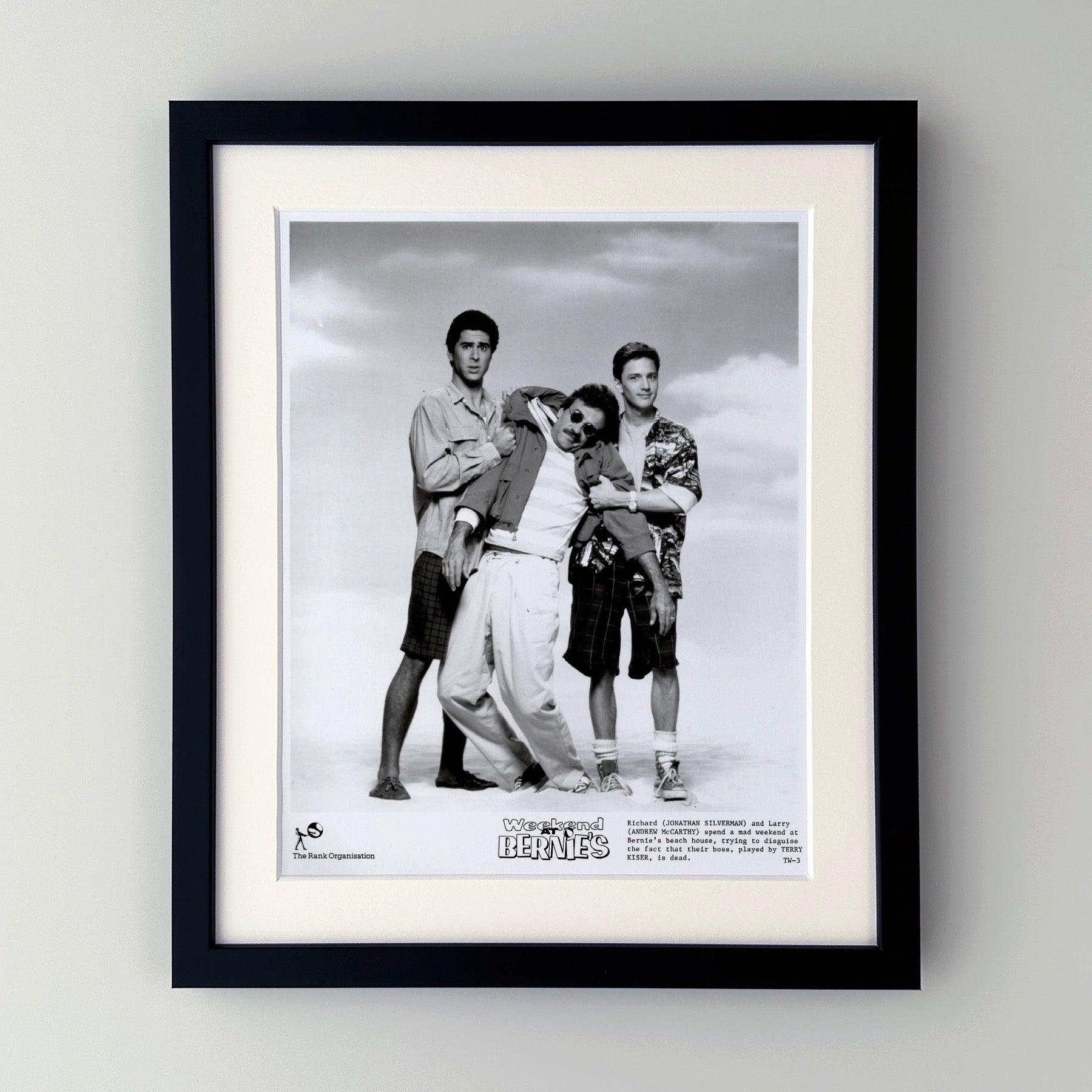 Original 8x10 Zoll Werbestandbild für Weekend at Bernies (1989) mit Andrew McCarthy und Jonathan Silverman in den Hauptrollen.

Werbefotos (Film/Produktion) wurden erstellt, um die Studios bei der Werbung für ihre neuen Filme zu unterstützen. Die