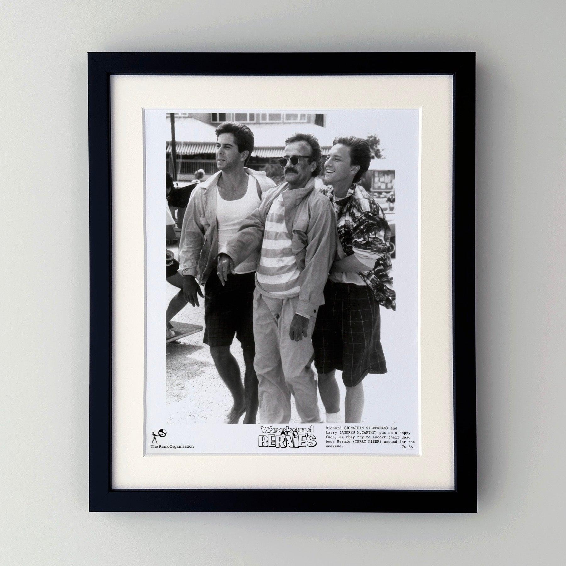 Original 8x10 inches Publicity Film Still for Weekend at Bernies (1989) avec Andrew McCarthy et Jonathan Silverman.

Les photos de publicité (film/production) ont été créées pour aider les studios à promouvoir leurs nouveaux films. Les photos ont