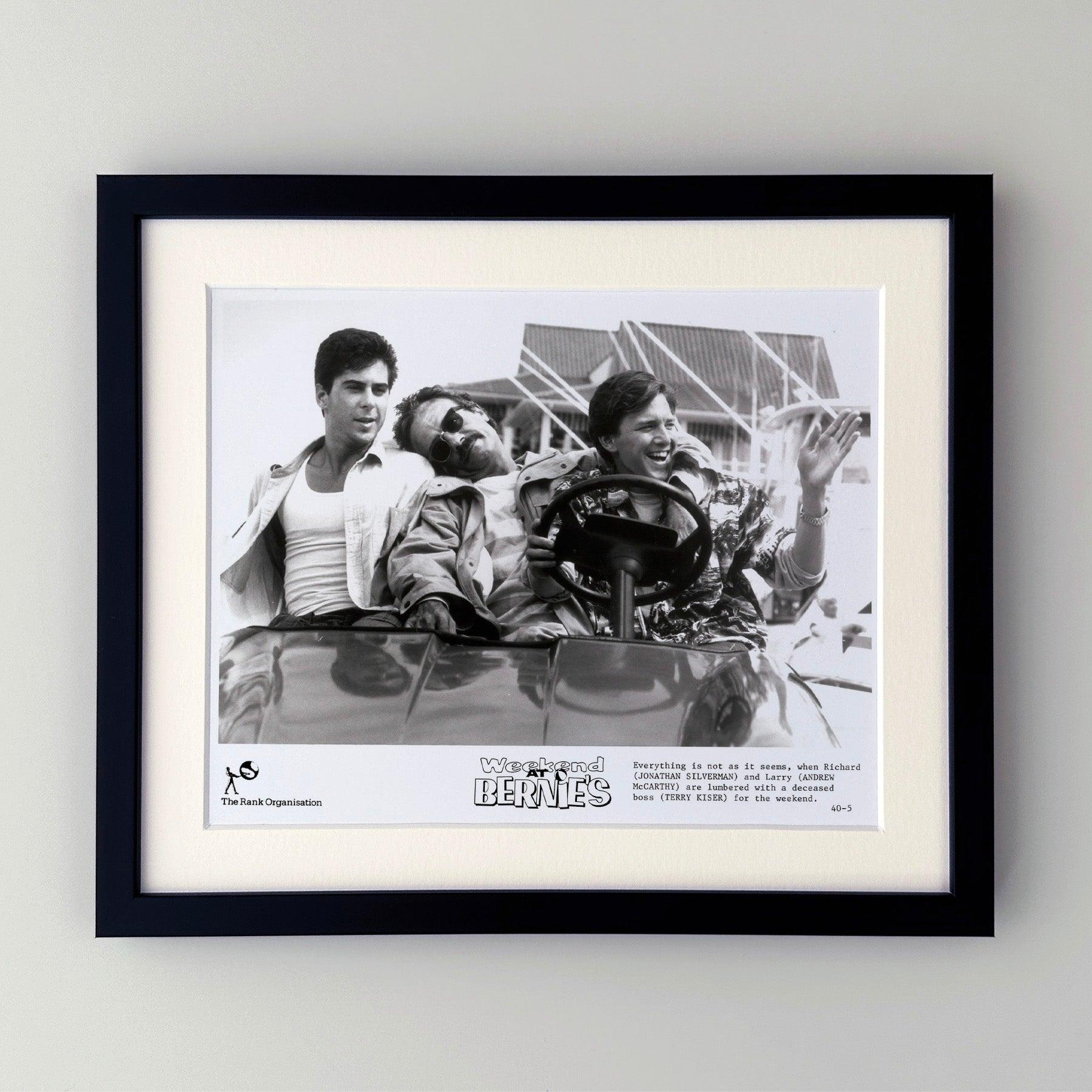 Original 8x10 inches Publicity Film Still for Weekend at Bernies (1989) avec Andrew McCarthy et Jonathan Silverman.

Les photos de publicité (film/production) ont été créées pour aider les studios à promouvoir leurs nouveaux films. Les photos ont