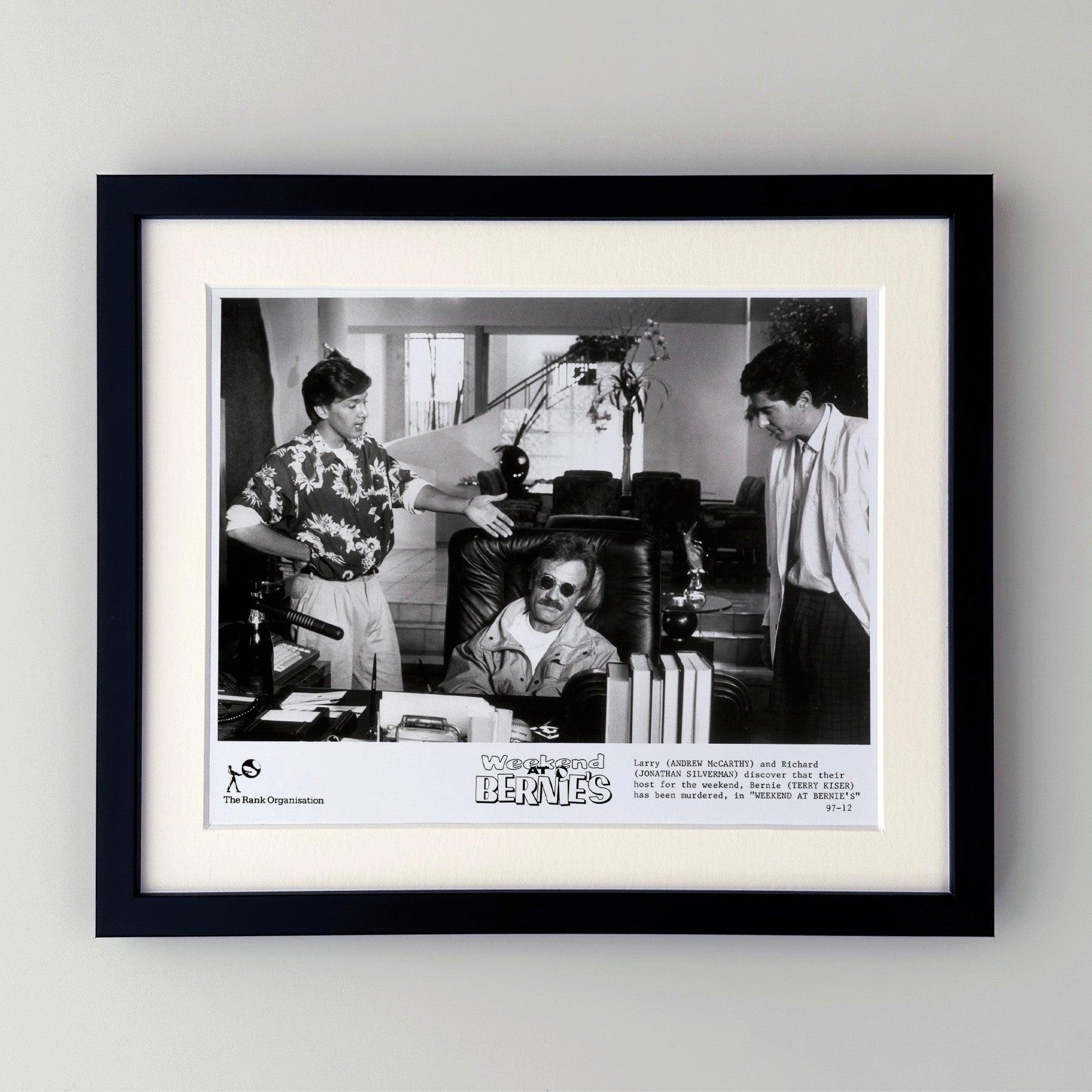 Original 8x10 inches Publicity Film Still for Weekend at Bernies (1989) avec Andrew McCarthy et Jonathan Silverman.

Les photos de publicité (film/production) ont été créées pour aider les studios à promouvoir leurs nouveaux films. Les photos ont