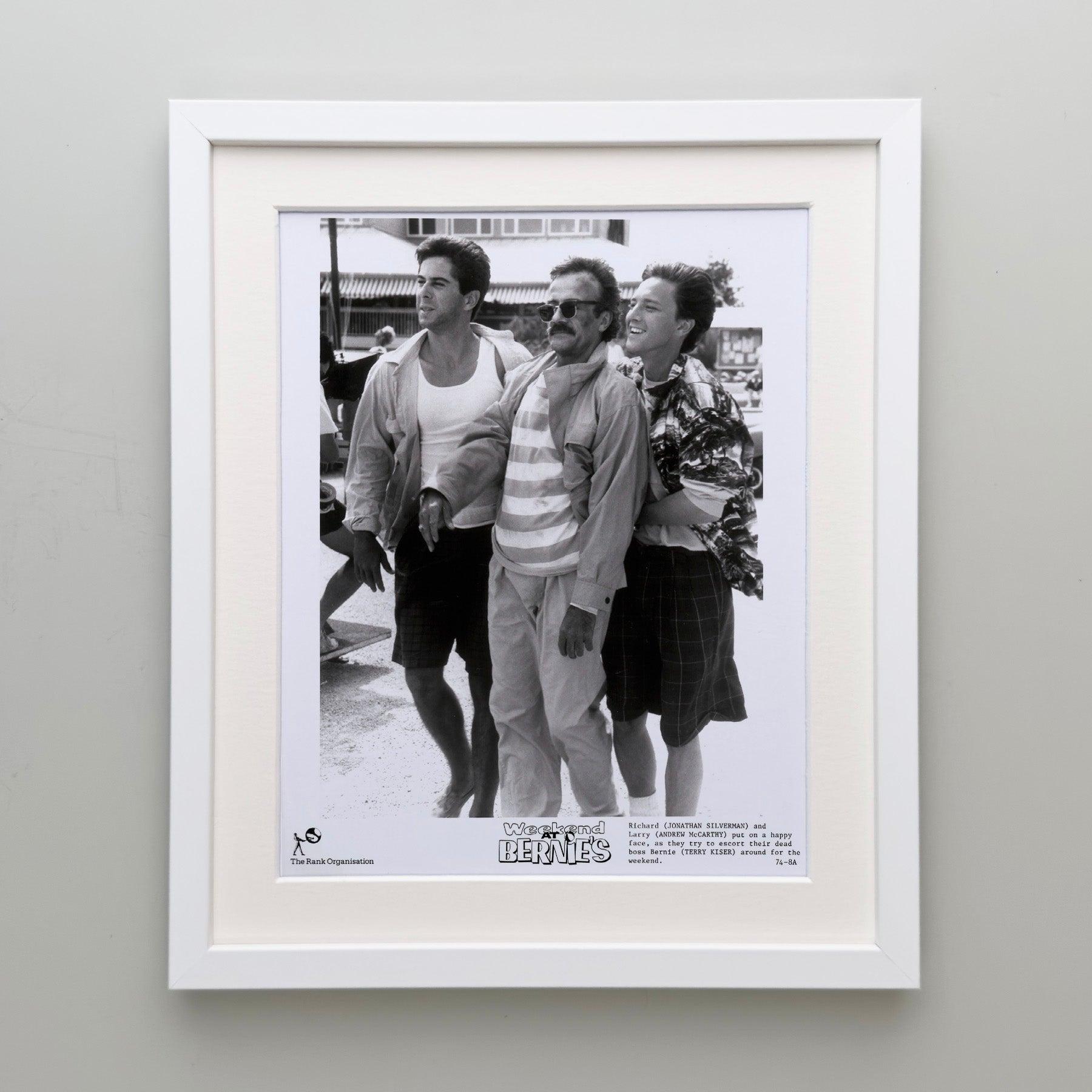 Weekend at Bernies 1989 Publicity Film Movie Press Still Framed Excellent état - En vente à Bath, Somerset