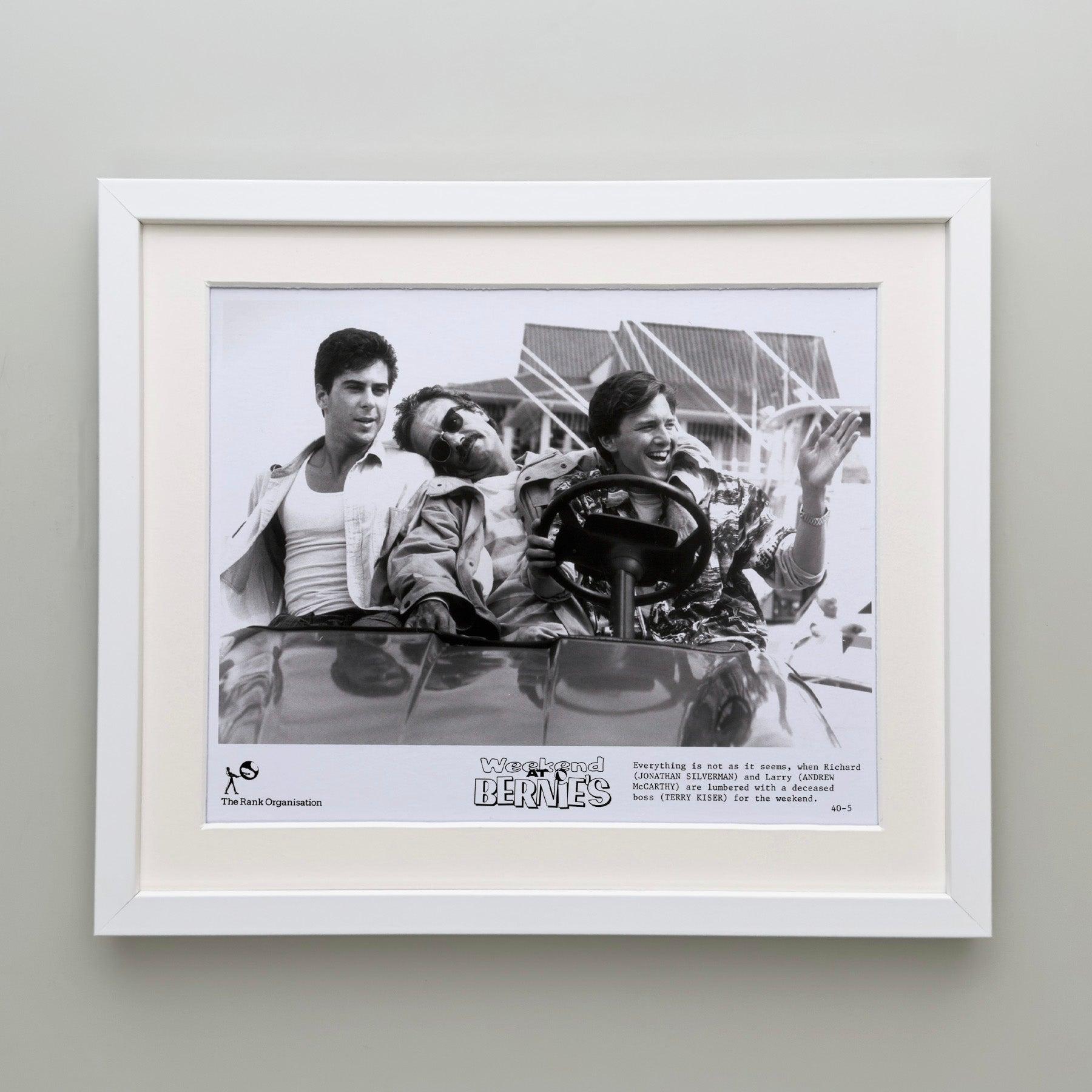 Weekend at Bernies 1989 Publicity Film Movie Press Still Framed Excellent état - En vente à Bath, Somerset
