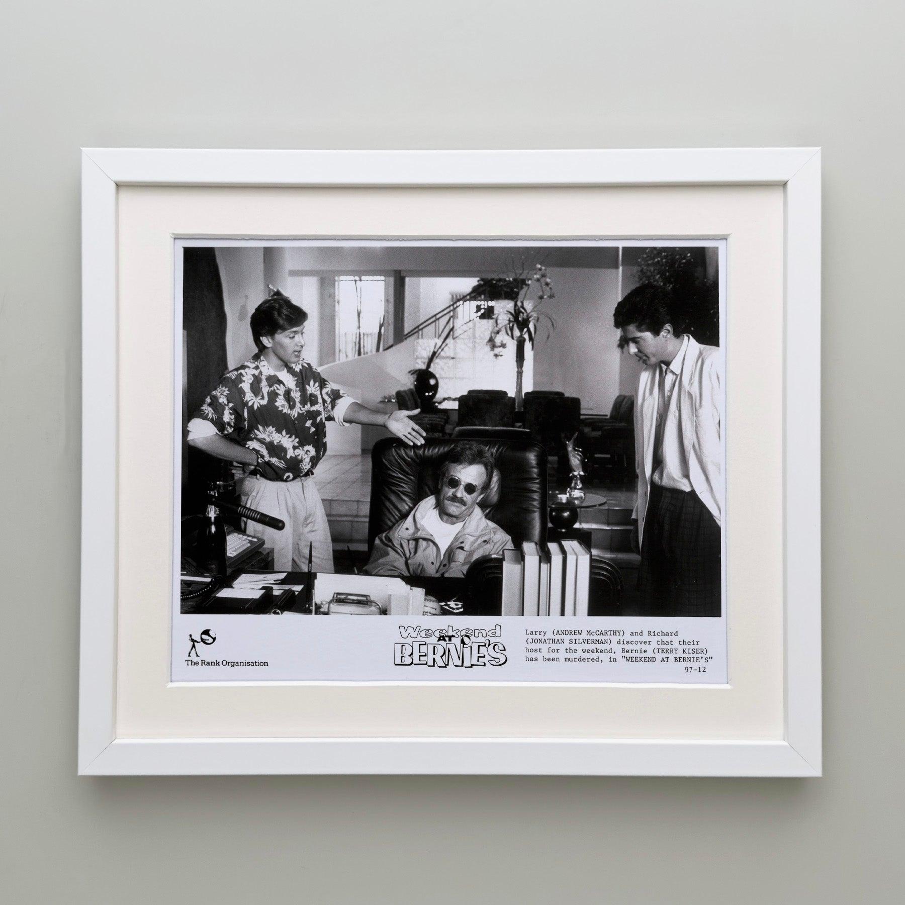 Weekend at Bernies 1989 Publicity Film Movie Press Still Framed Excellent état - En vente à Bath, Somerset