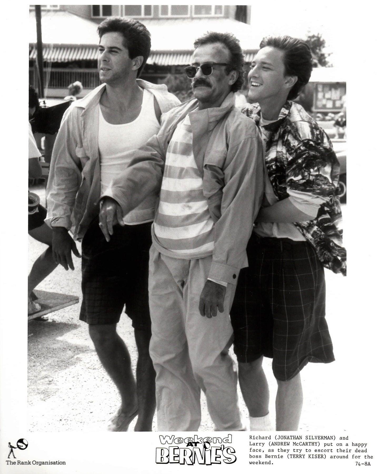 Papier Weekend at Bernies 1989 Publicity Film Movie Press Still Framed en vente