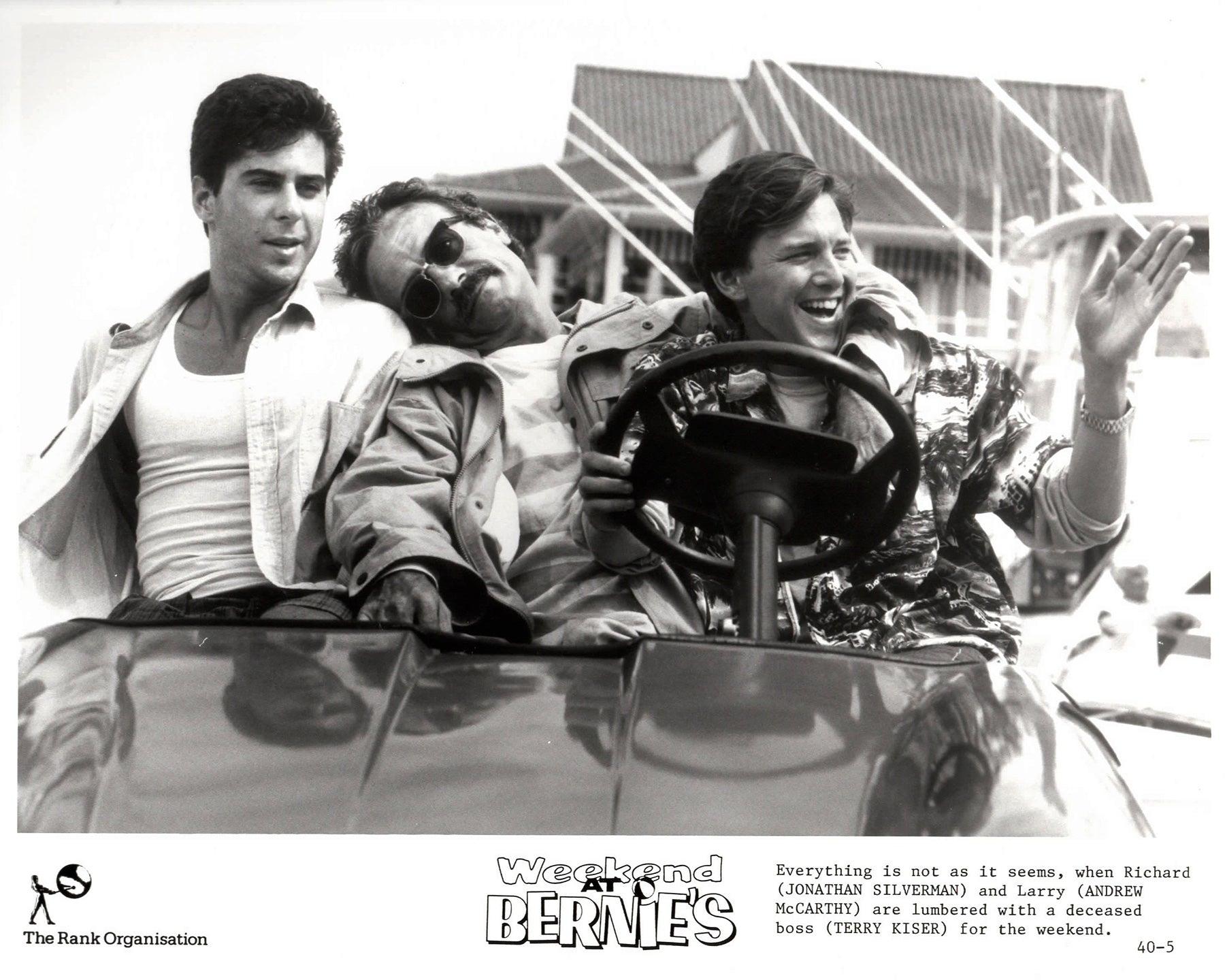Papier Weekend at Bernies 1989 Publicity Film Movie Press Still Framed en vente