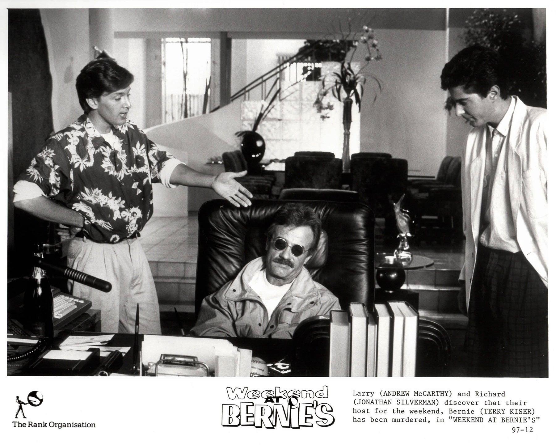 Papier Weekend at Bernies 1989 Publicity Film Movie Press Still Framed en vente
