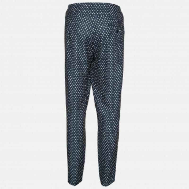 I design eleganti e raffinati di Weekend Max Mara rendono la Label una scelta ideale quando si cerca un abbigliamento alla moda. Questi pantaloni neri a pois sono caratterizzati da una silhouette finemente sartoriale e da un punto vita con dettaglio