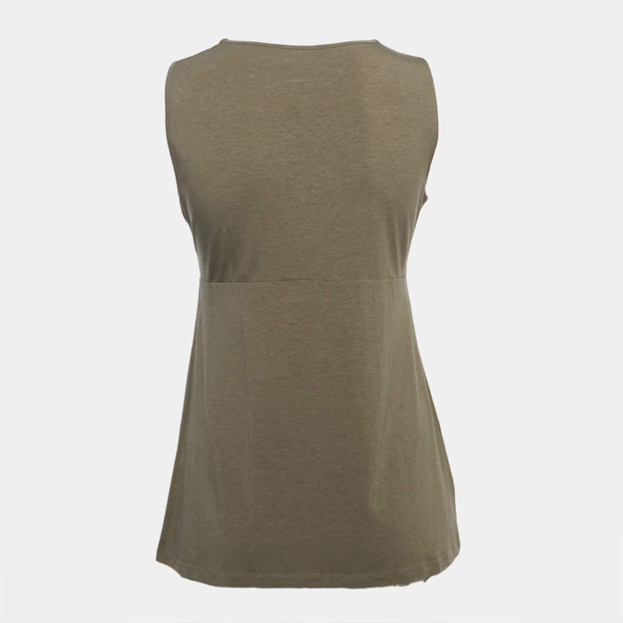 Find great style and comfort while wearing this designer top. Tailored using the best fabrics the creation has been given immense detail. Style it with a pair of jeans and flats.