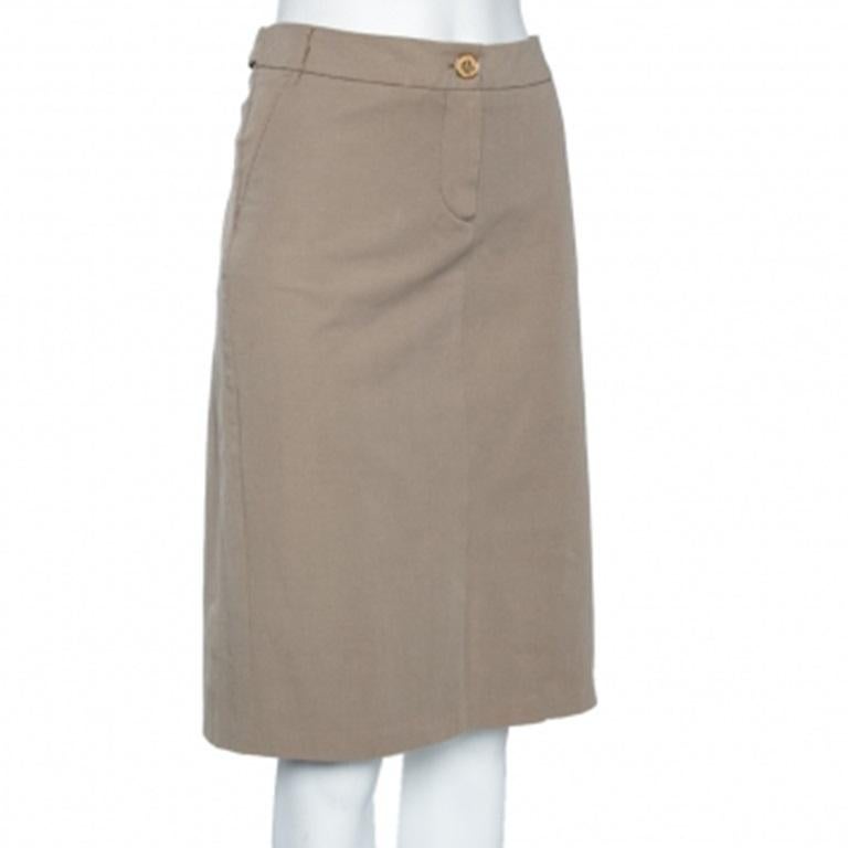 Procedente de la Casa de Fin de Semana Max Mara, esta falda sólo aportará sofisticación y elegancia a tu atuendo. Se ha confeccionado con un tejido de algodón beige crudo para conseguir una silueta bien ajustada. Tiene cierre abotonado.