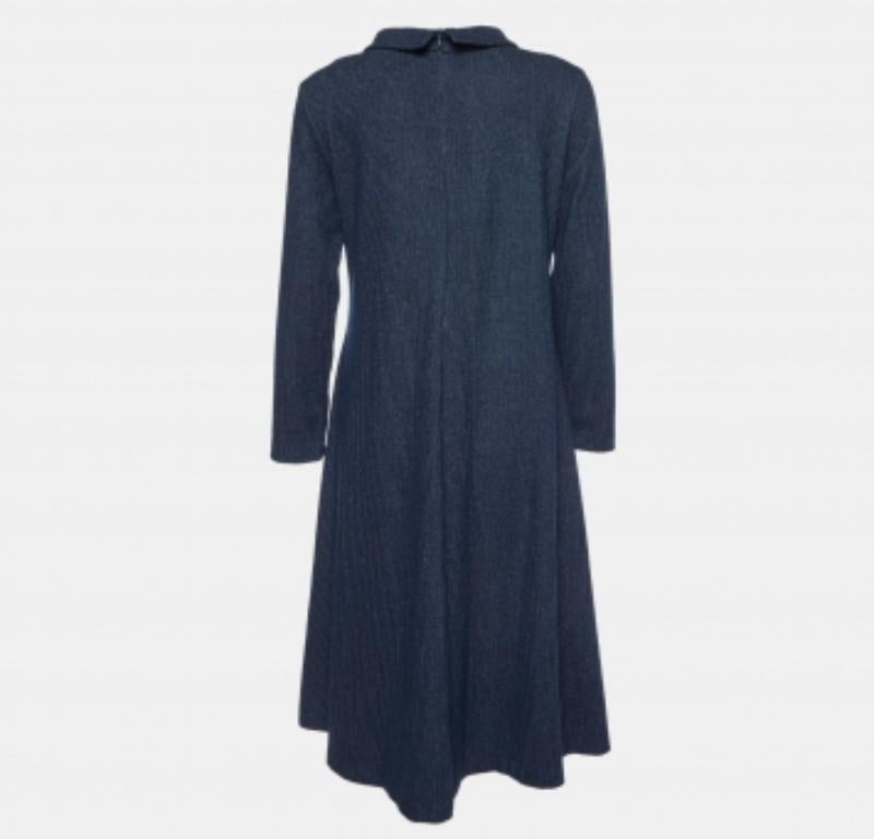 Dieses stilvolle Midikleid strahlt Eleganz und Raffinesse aus. Die schmeichelhafte Länge liegt zwischen Knie und Knöchel und ist somit eine vielseitige Option für verschiedene Anlässe. Sein schickes Design verbindet moderne Trends mit zeitlosem