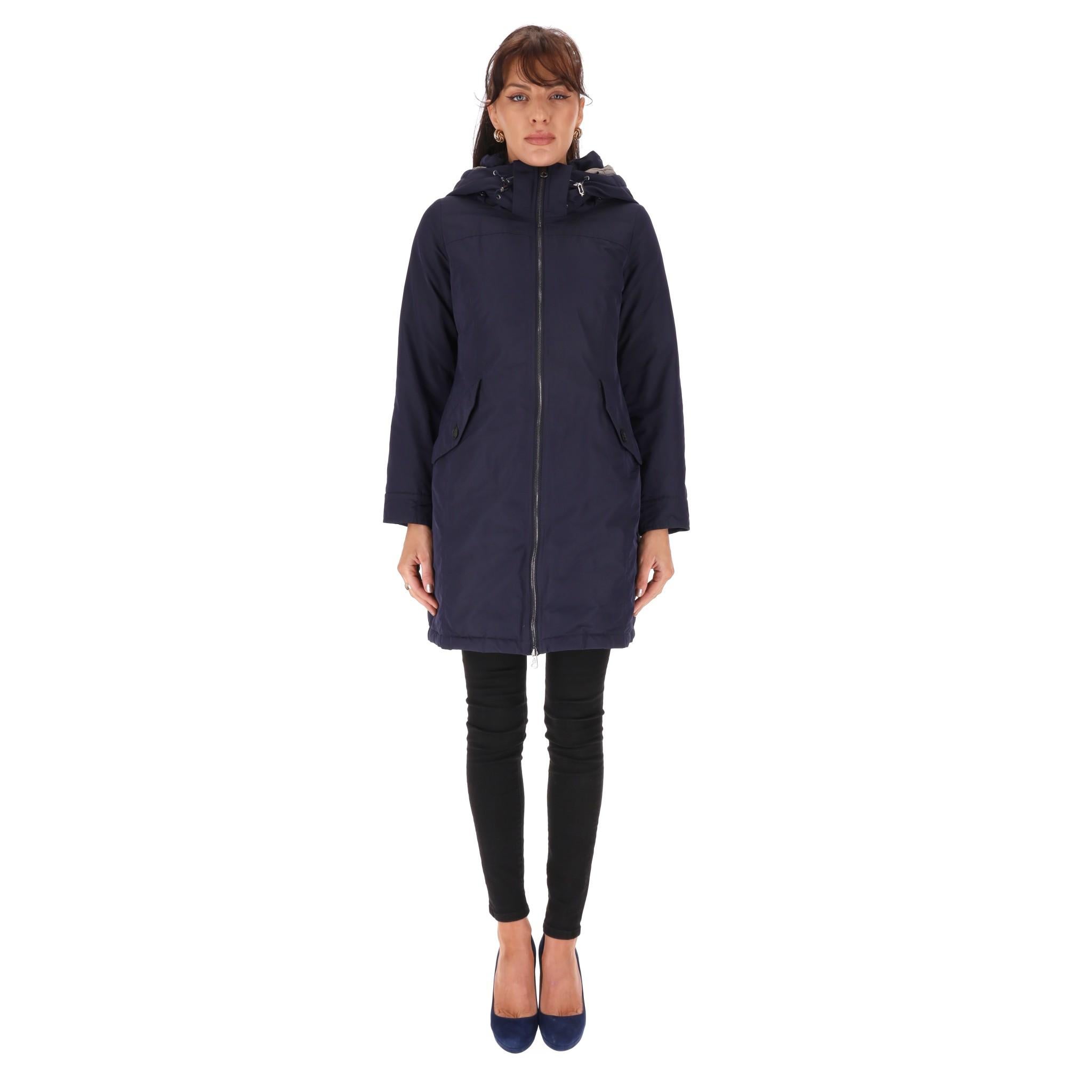 Weekend Max Mara Gepolsterter Mantel/Jacke

Marineblauer Mantel mit starker Polsterung, Kapuze mit Kordelzug und hohem Kragen.

Mit Reißverschluss in der Mitte, geknöpften Pattentaschen und Manschetten.

Preis ca. £700

Größe - 34FR

Zustand - Sehr