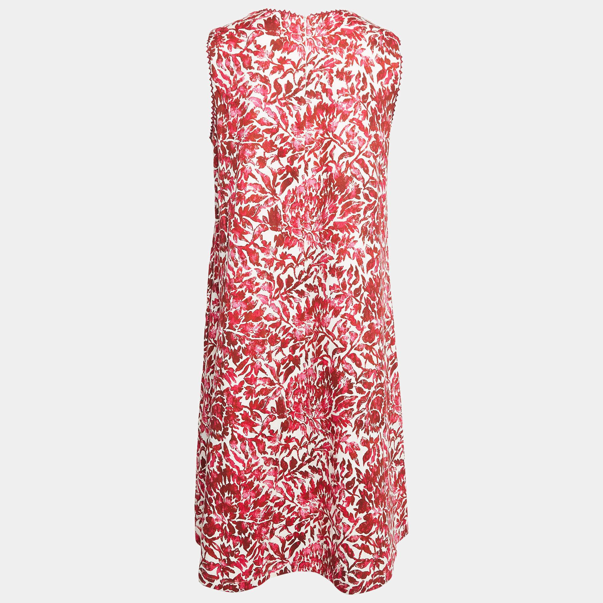 Weekend Max Maras Alfiere dress is the epitome of class and sophistication. The floral prints make this silhouette an apt pick for the summer. This sleeveless dress is fashioned in red cotton fabric and is provided with a zipper fastening. Best pick