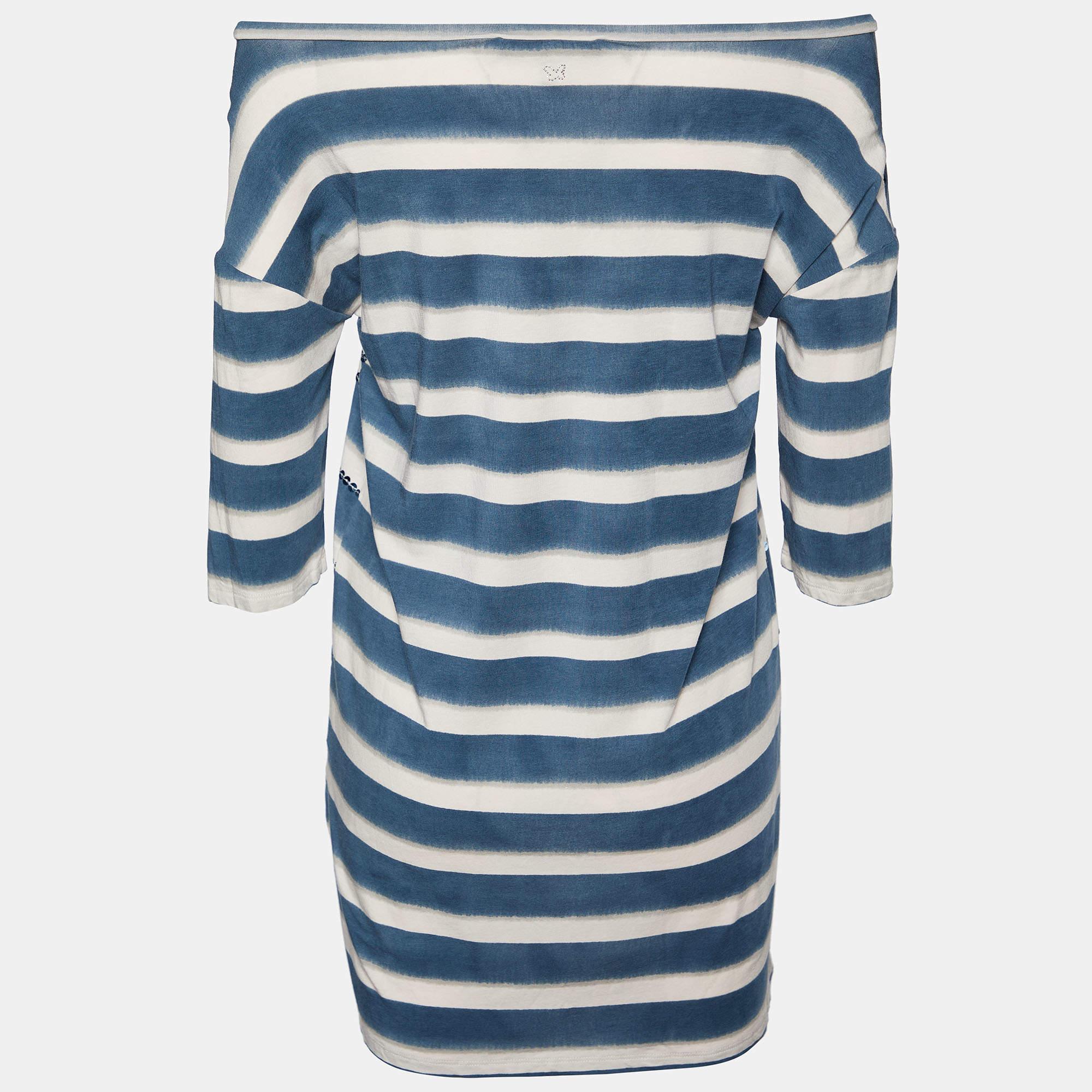 Find great style and comfort while wearing this designer top. Tailored using the best fabrics  the creation has been given immense detail. Style it with a pair of jeans and flats.