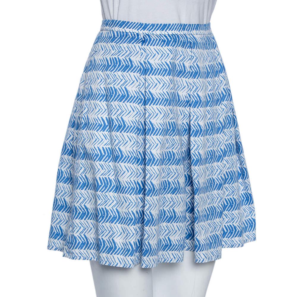 This mini skirt from Weekend Max Mara is here to take your summer style to a new level. It is tailored using white blue printed cotton material and shows pleated details. Style this chic skirt with a pretty top and look elegant.