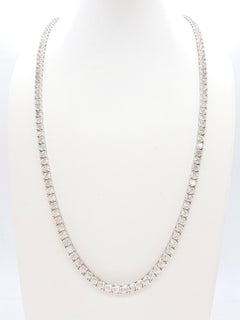 A UN PRECIO INFERIOR AL DE MERCADO, collar tipo «tennis» con diamantes naturales de 13,12 quilates, en oro blanco de 14K, 22''