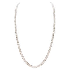 A UN PRECIO INFERIOR AL DE MERCADO, collar tipo «tennis» con diamantes naturales de 13,12 quilates, en oro blanco de 14K, 22''