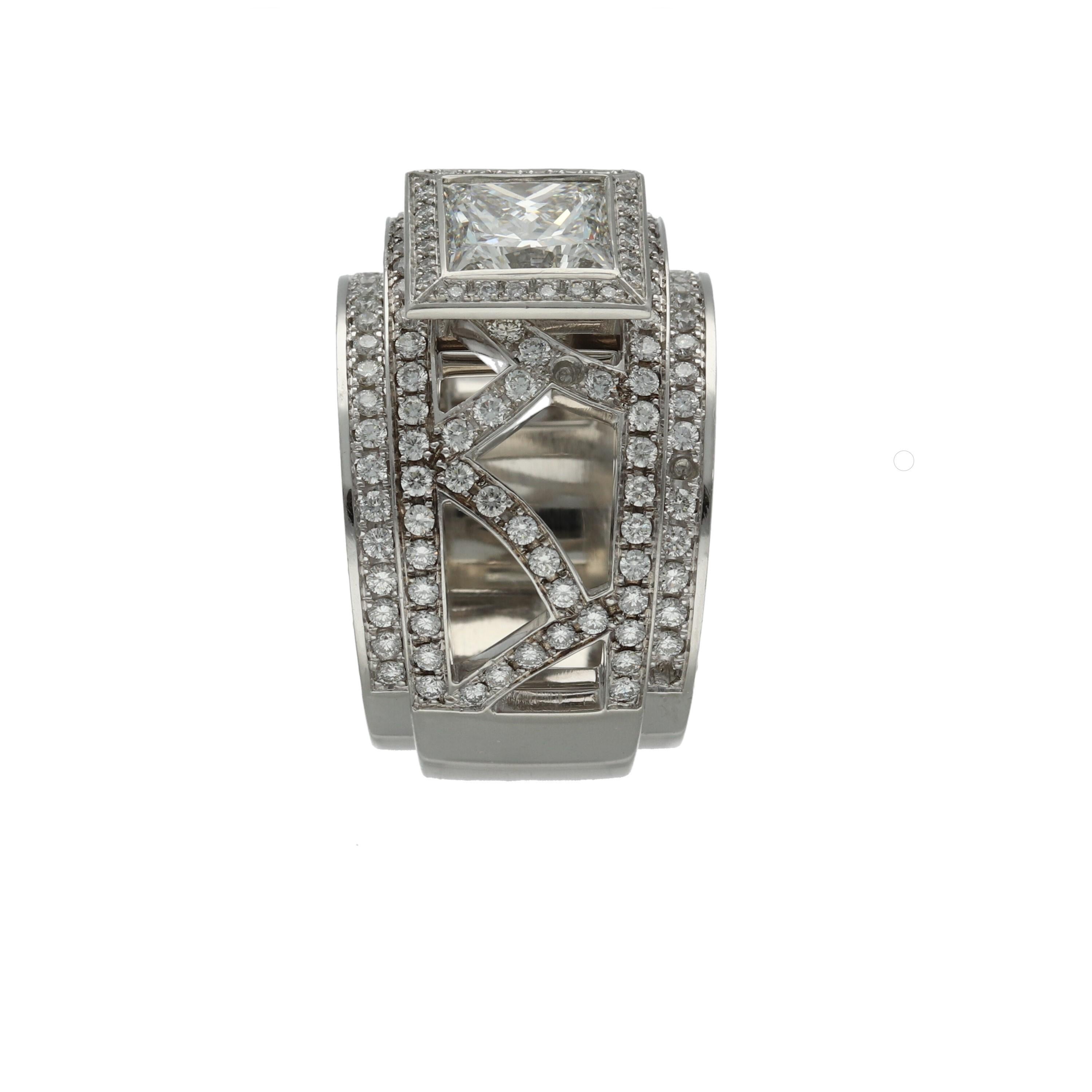 Weggenmann 'Euphoria' Platinum Diamonds Cocktail Ring

Michael Weggenmann 'Euphoria' - Euph-011 - ring in platinum 950, set with a Princess cut diamond 2,08 ct - colour F / purity IF and 308 Diamonds 2,80 ct - colour F / purity VS.

RING SIZE US