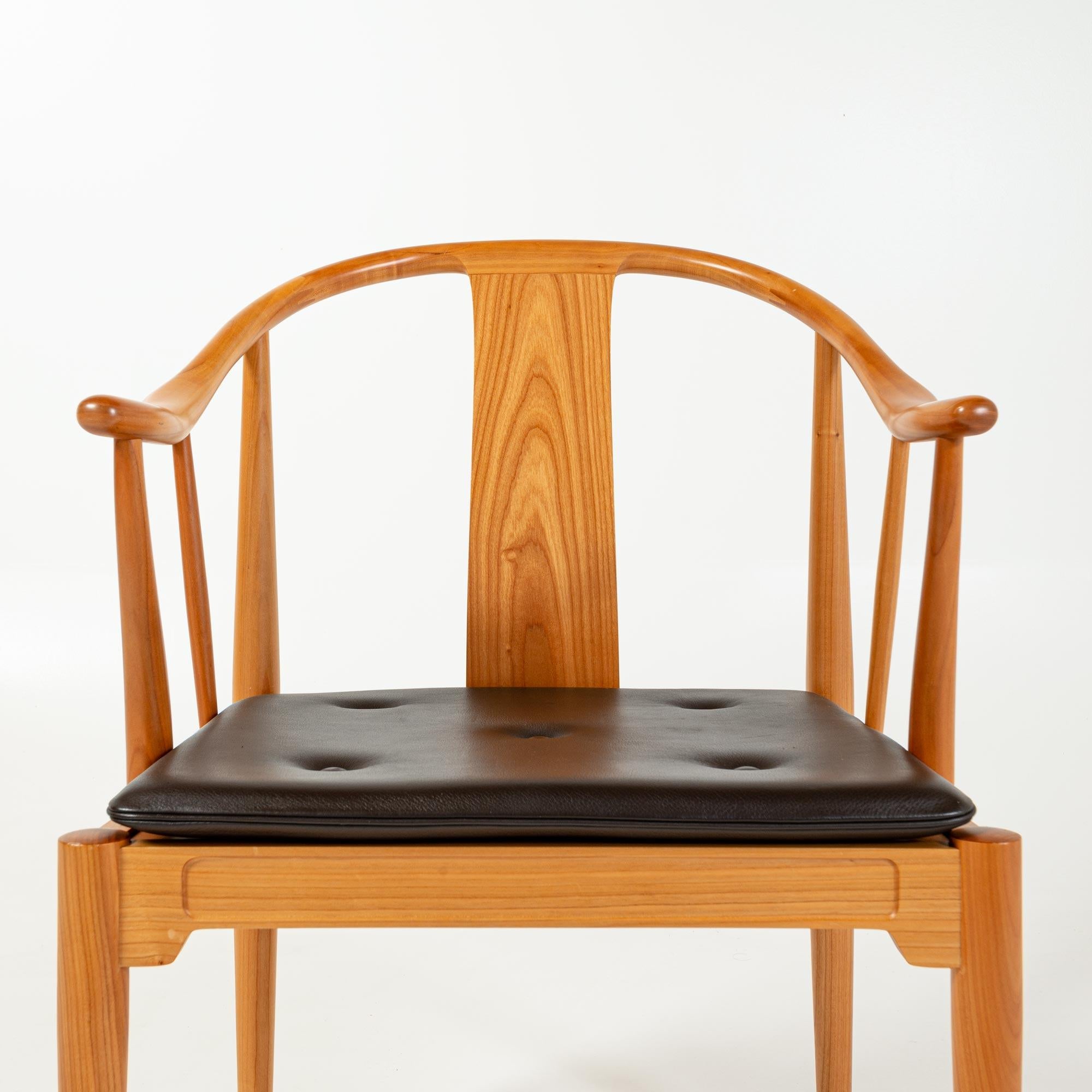 Wegner „China Chair“ für Fritz Hansen aus Kirschbaumholz und Leder im Angebot 4