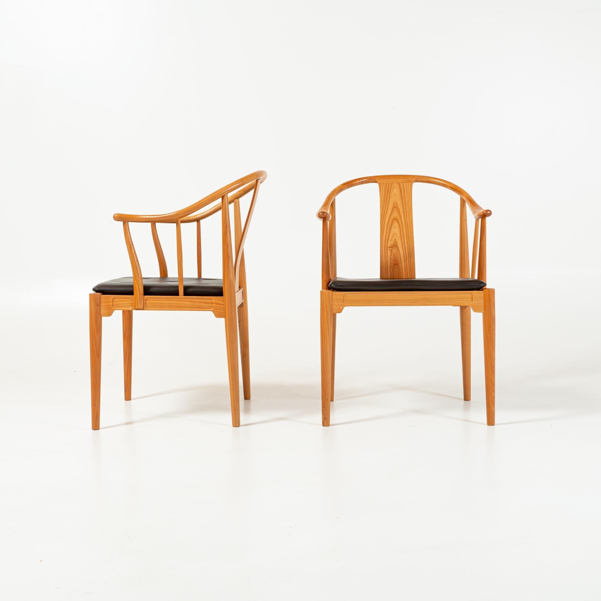 All'Autumn Guild Exhibition del 1943, Wegner presentò la sua prima versione di una sedia ispirata a una vecchia sedia cinese, che aveva visto al Museo danese delle arti industriali. Da allora sono apparse altre versioni. Il prototipo di PP 56 è