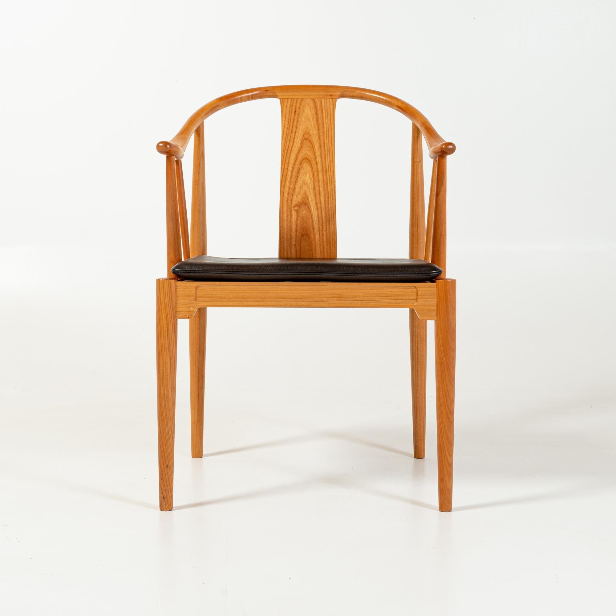 Wegner „China Chair“ für Fritz Hansen aus Kirschbaumholz und Leder (Moderne der Mitte des Jahrhunderts) im Angebot