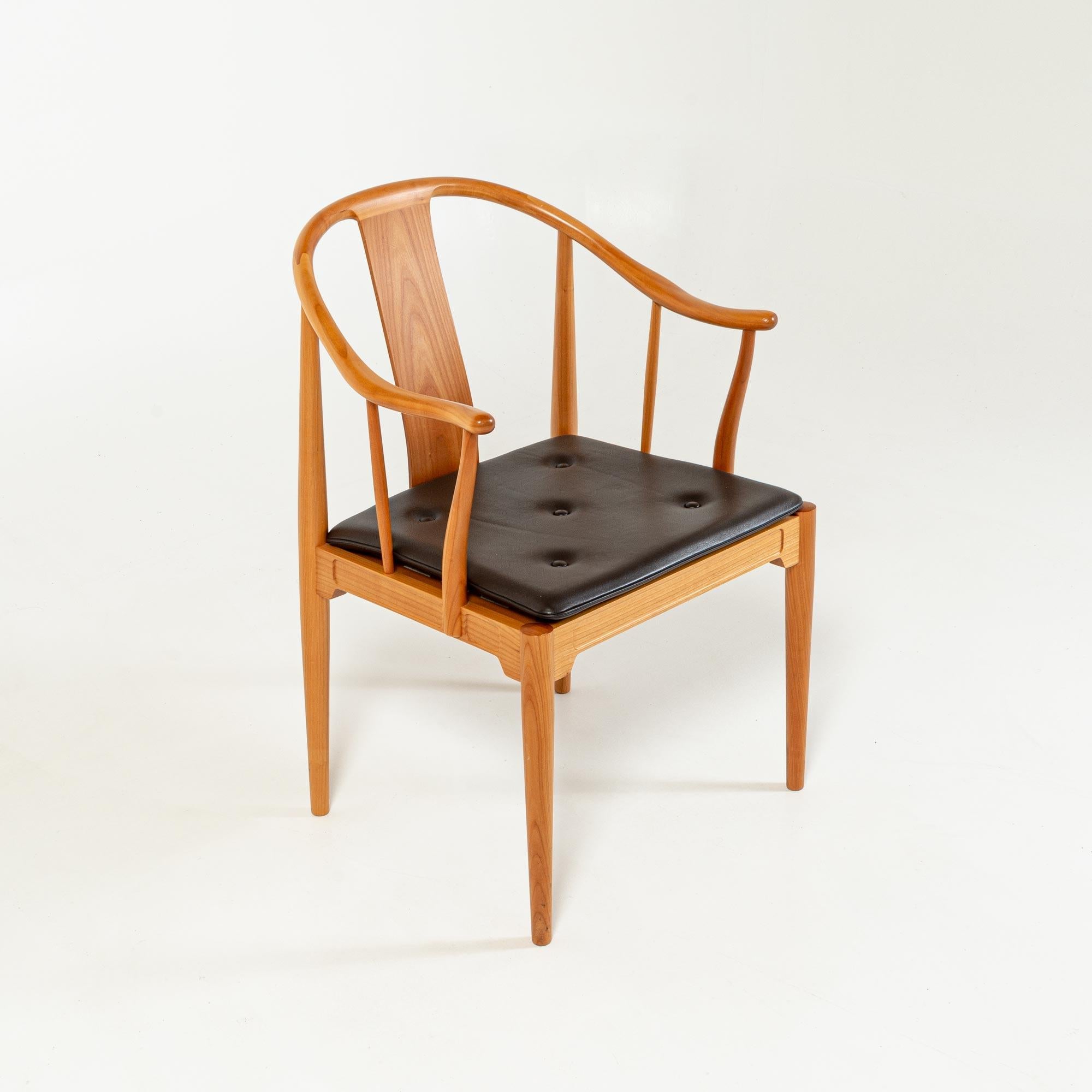 Wegner „China Chair“ für Fritz Hansen aus Kirschbaumholz und Leder (Dänisch) im Angebot