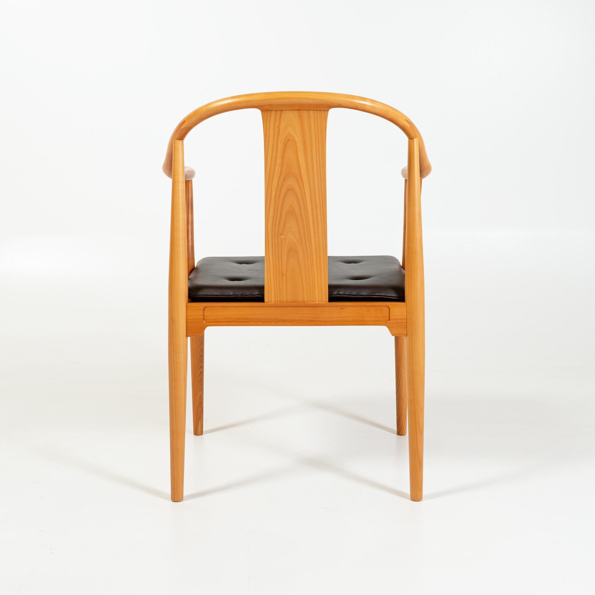 Wegner „China Chair“ für Fritz Hansen aus Kirschbaumholz und Leder (Ende des 20. Jahrhunderts) im Angebot