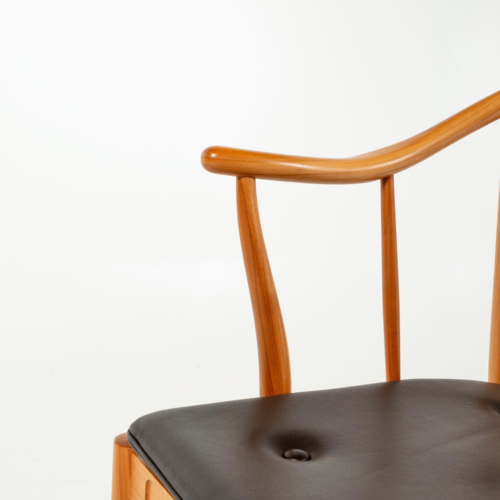 Wegner „China Chair“ für Fritz Hansen aus Kirschbaumholz und Leder im Angebot 1