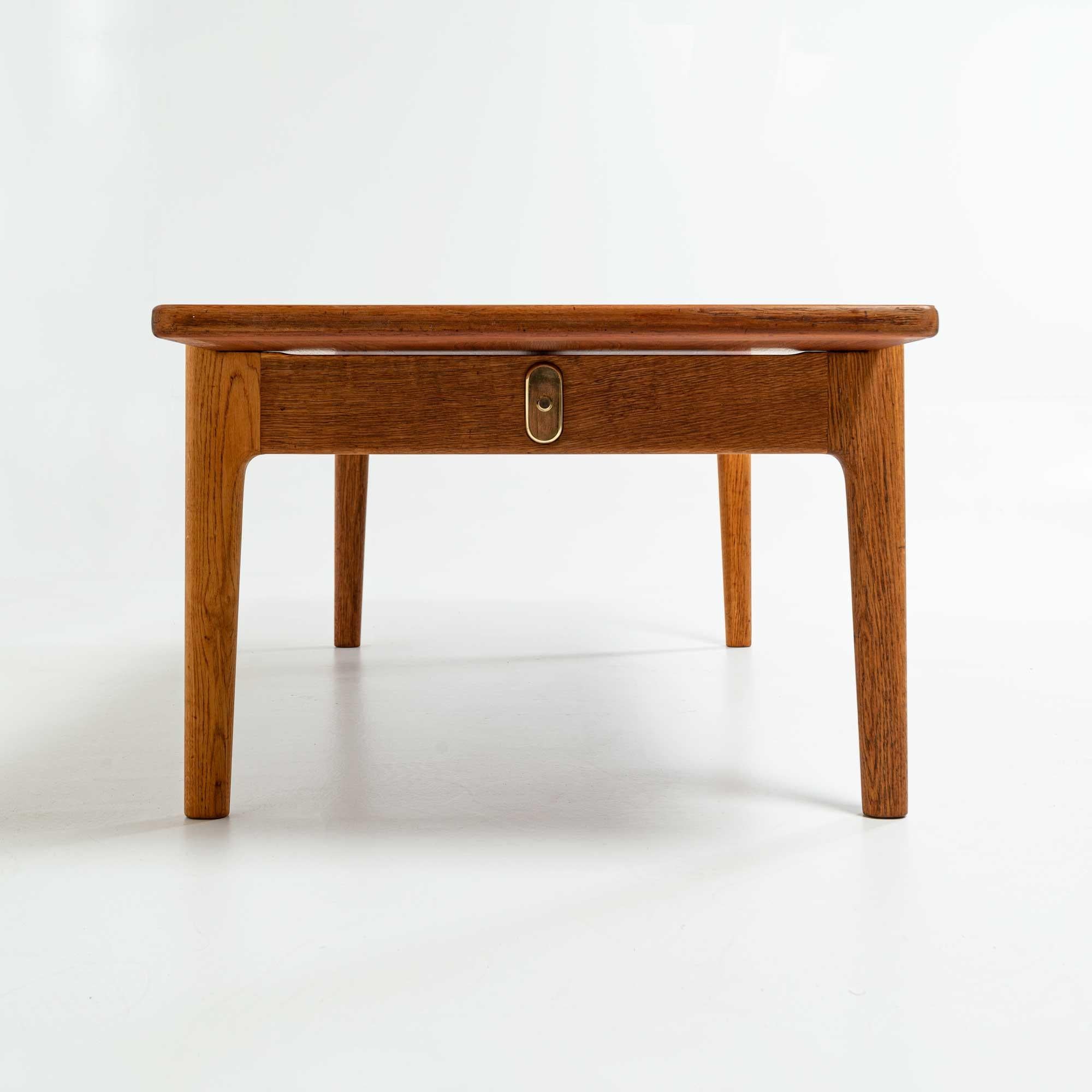 Laiton Wegner pour Johannes Hansen table basse à plateau rabattable, années 1950 en vente