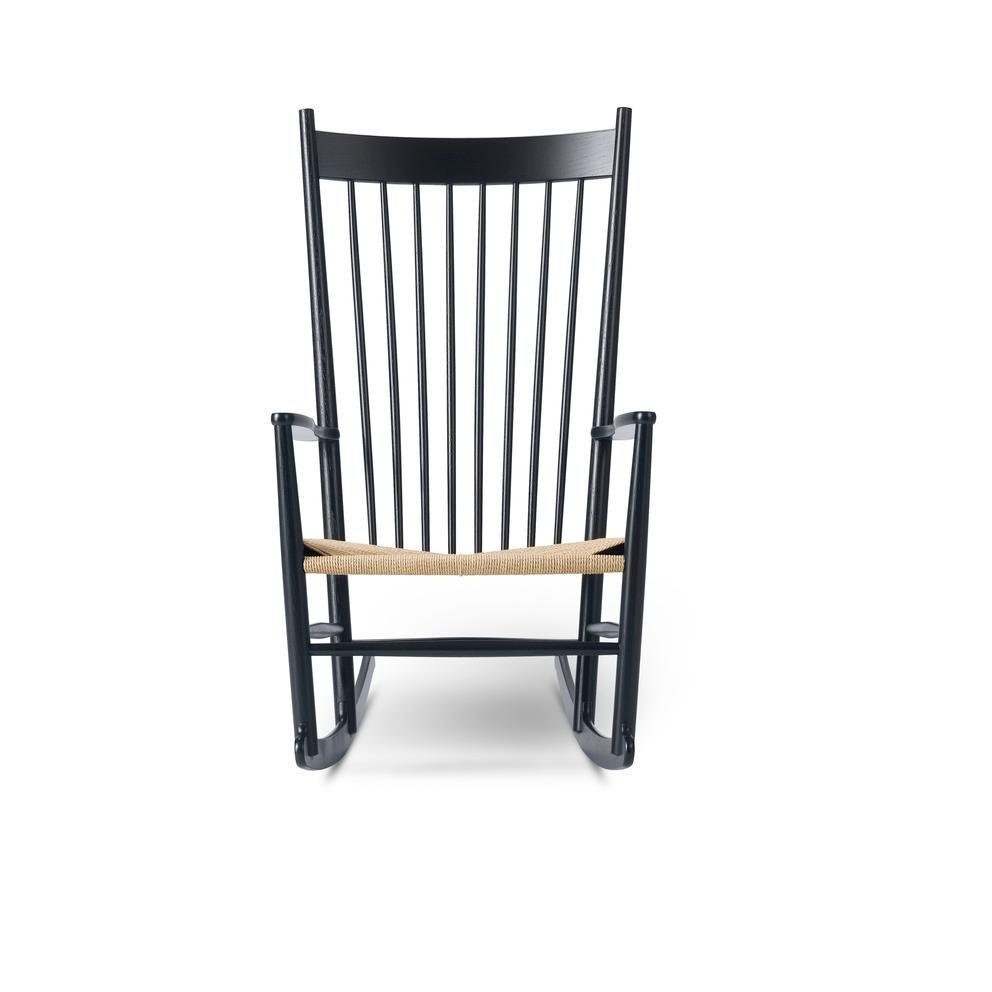 Hans J. Wegner interessierte sich schon früh für den Schaukelstuhl als Designobjekt, und der J16 war einer seiner ersten Stühle, die in Produktion gingen. Die allererste Version wurde 1944 entworfen. Nach einem Verfahren, das die Herstellung des