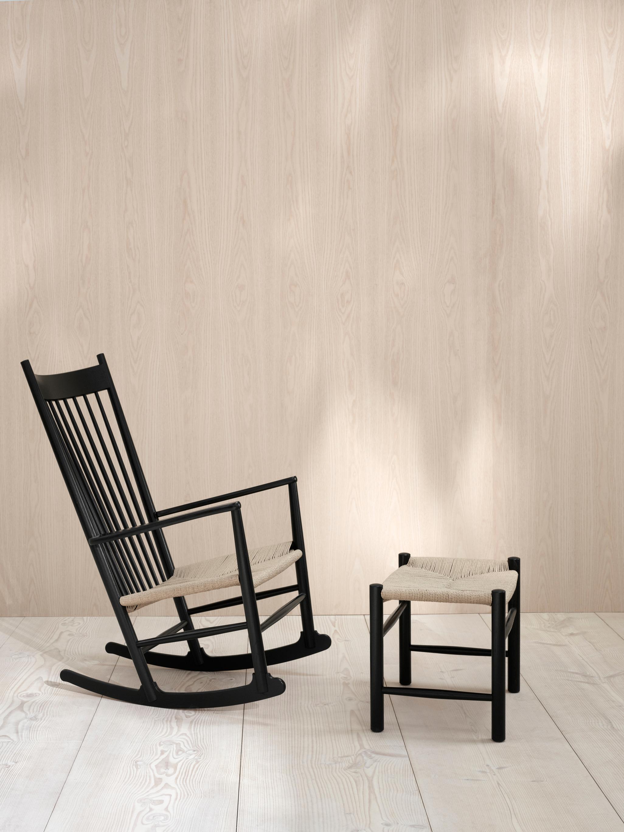 Wegner J16 Schaukelstuhl - Schwarz lackierte Eiche/Natural Paper Cord von HansJ.Wegner (Eichenholz) im Angebot