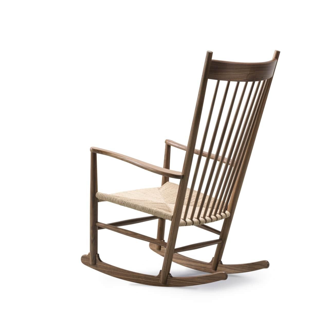 Wegner J16 Schaukelstuhl - geöltes Nussbaumholz/Naturpapierkordel von Hans J. Wegner  (Dänisch) im Angebot