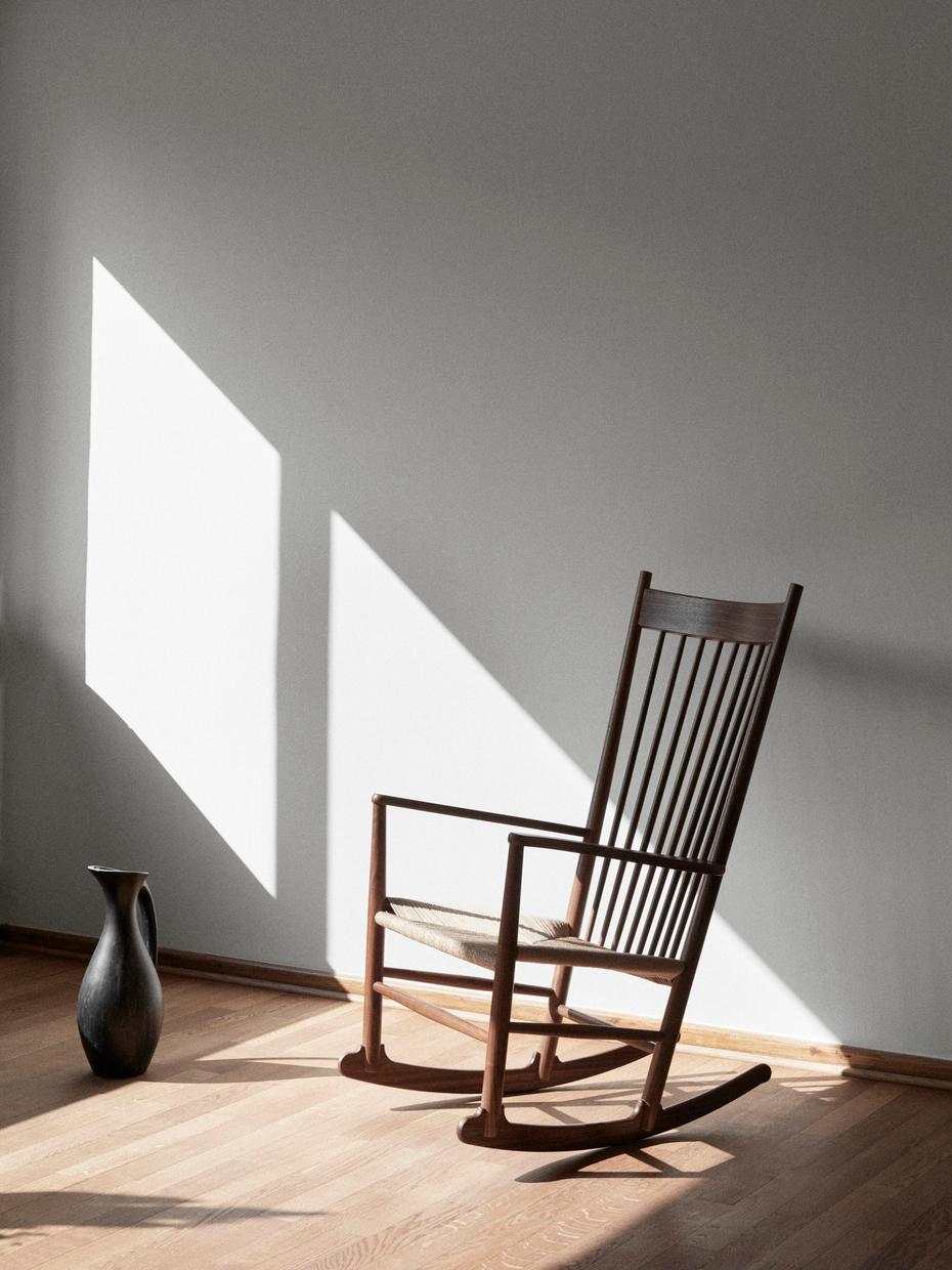 Papercord Wegner J16 Rocking Chair - Oiled Walnut/Natural Paper Cord by Hans J. Wegner For Sale