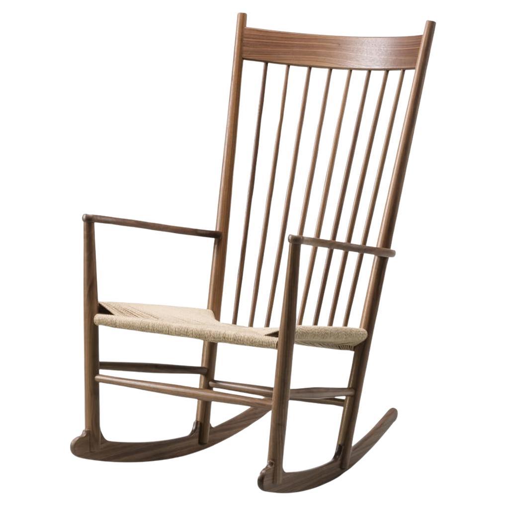 Wegner J16 Schaukelstuhl - geöltes Nussbaumholz/Naturpapierkordel von Hans J. Wegner  im Angebot