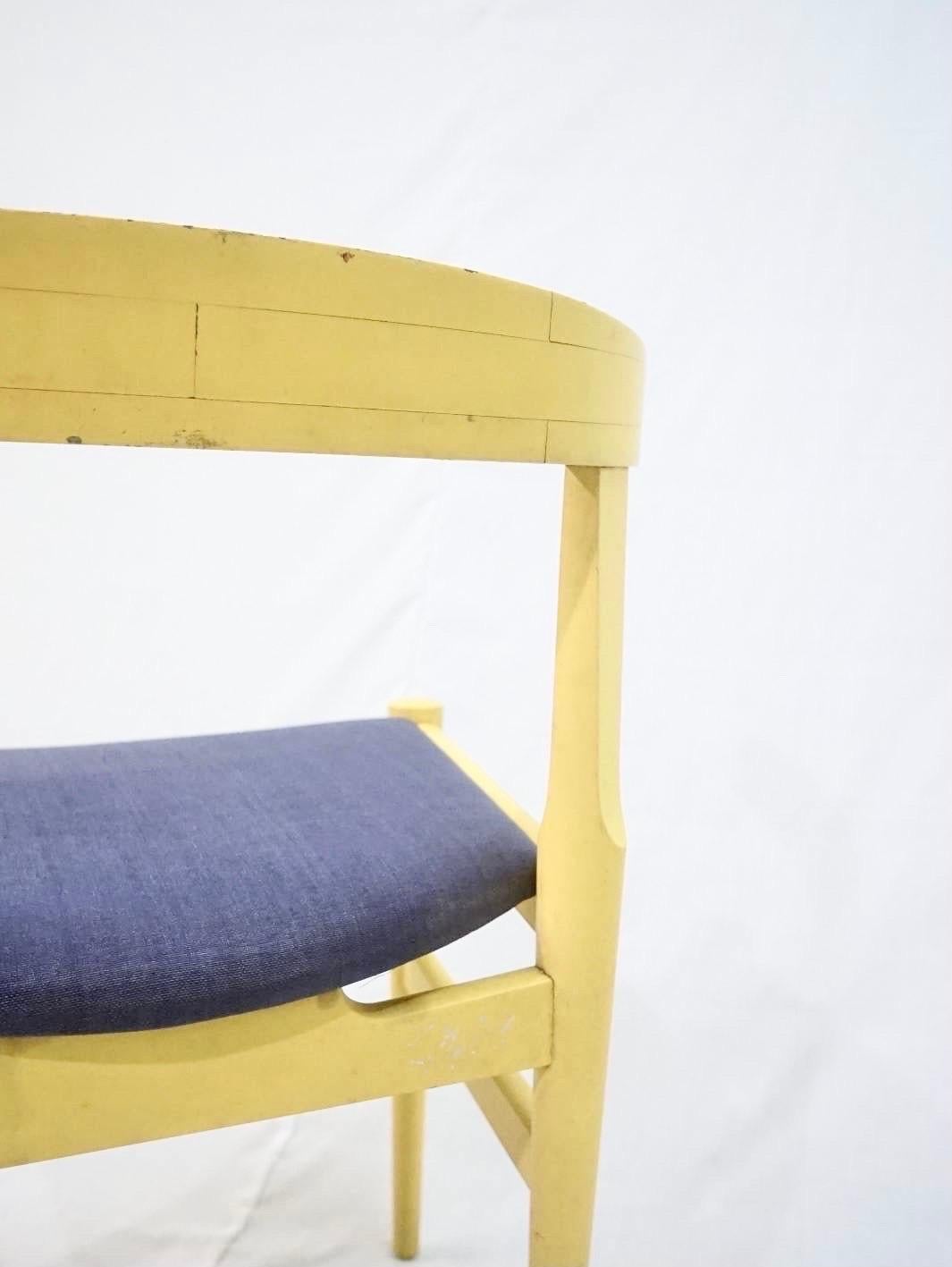 Rare and important Wegner prototype of model CH21 in original yellow painted wood with the original vinyl upholstery.

The chair has been standing in the home of Ella Hansen in Kochsgade in Odense.
Ella Hansen was the wife of the founder of Carl