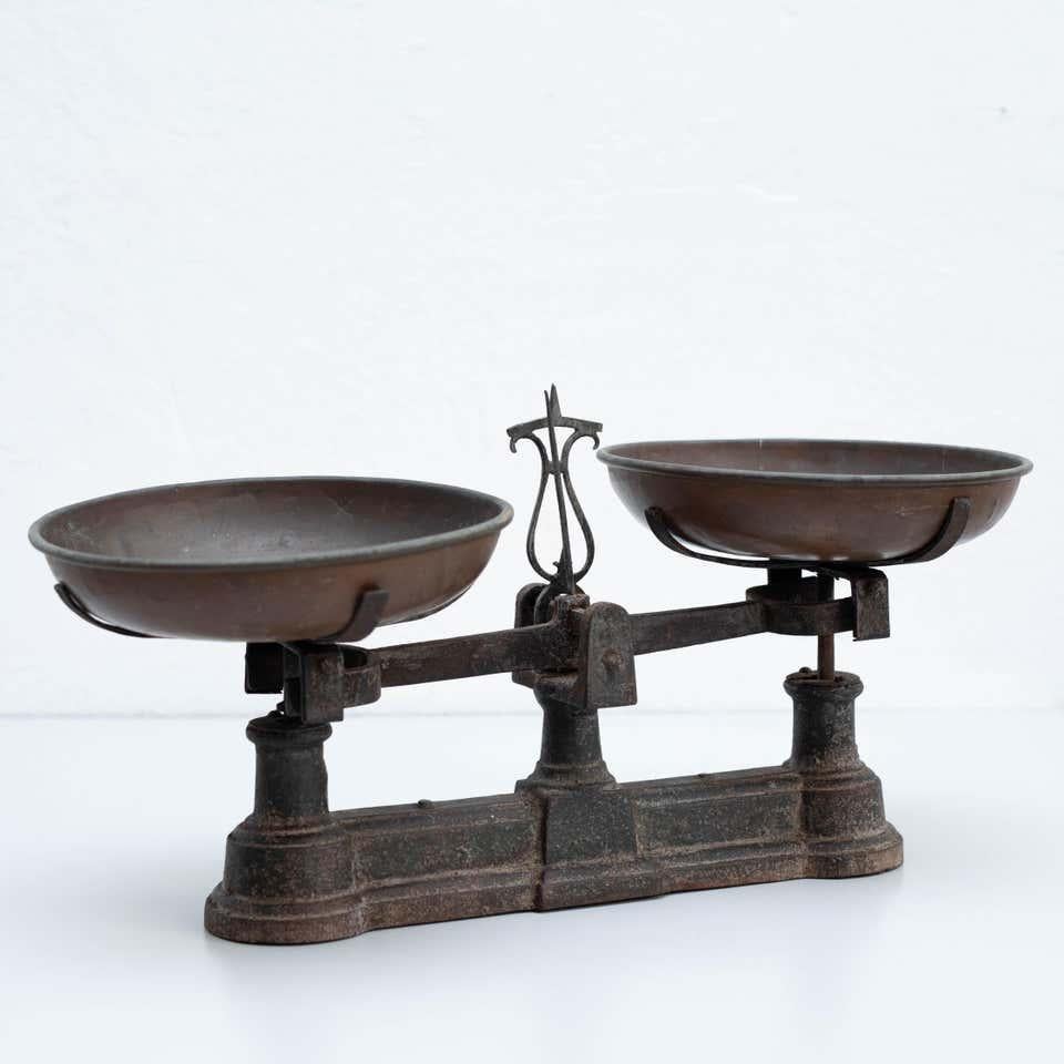 Weighing Machine, circa 1920
Manufactured in Spain.

In original condition, wear consistent with age and use, preserving a beautiful patina.

Materials:
Metal

Dimensions:
H 27cm
W 53.5 cm
D 23 cm.